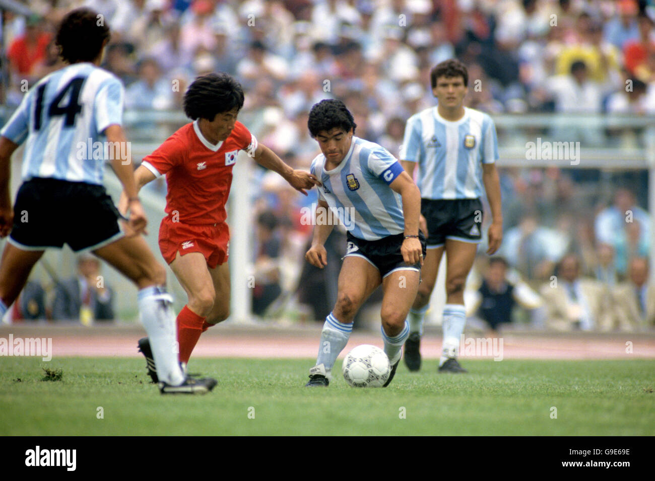 Fußball - Weltmeisterschaft Mexiko 1986 - Gruppe A - Argentinien / Südkorea - Olympiastadion. Der Argentinier Diego Maradona (r) hält eine Herausforderung aus dem südkoreanischen Park Chang-Sun aus Stockfoto