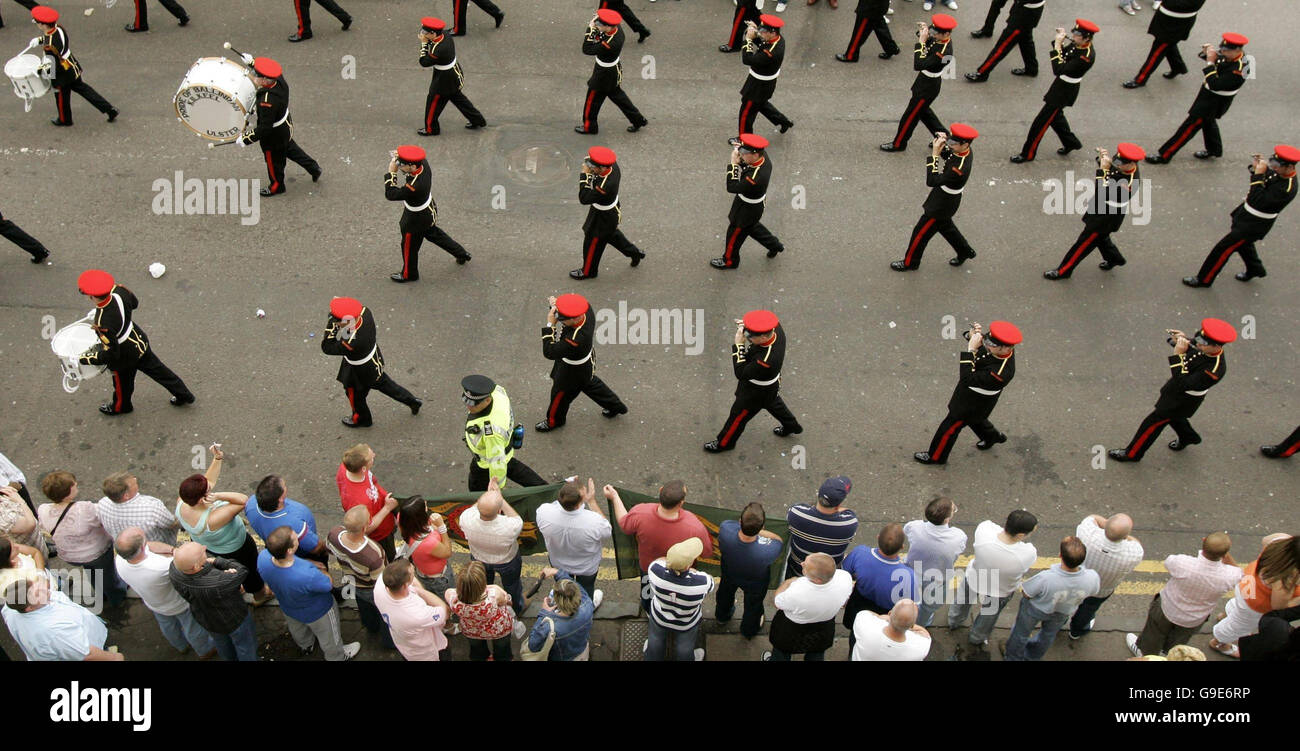 Loyalisten marschieren die Straßen von Glasgow Stadtzentrum während des Landes größte Oranier-Orden März - die Grafschaft Orange Lodge Parade. Stockfoto