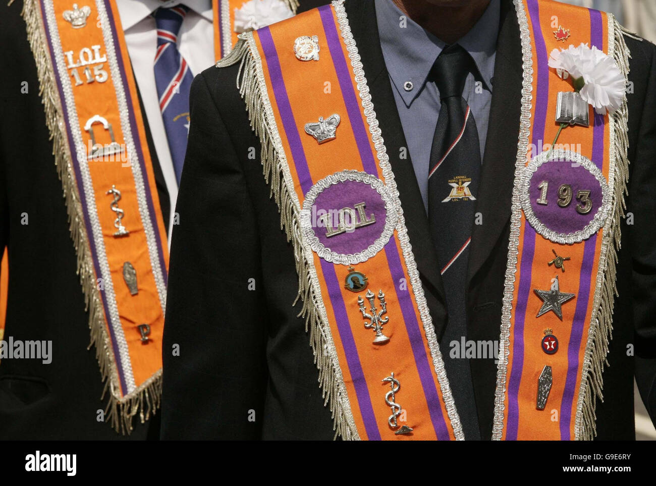 Loyalisten marschieren die Straßen von Glasgow Stadtzentrum während des Landes größte Oranier-Orden März - die Grafschaft Orange Lodge Parade. Stockfoto