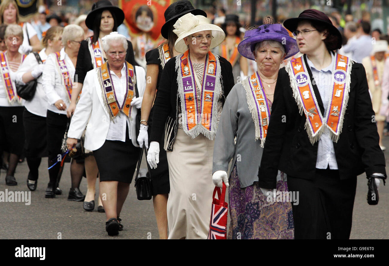 Loyalisten marschieren die Straßen von Glasgow Stadtzentrum während des Landes größte Oranier-Orden März - die Grafschaft Orange Lodge Parade. Stockfoto