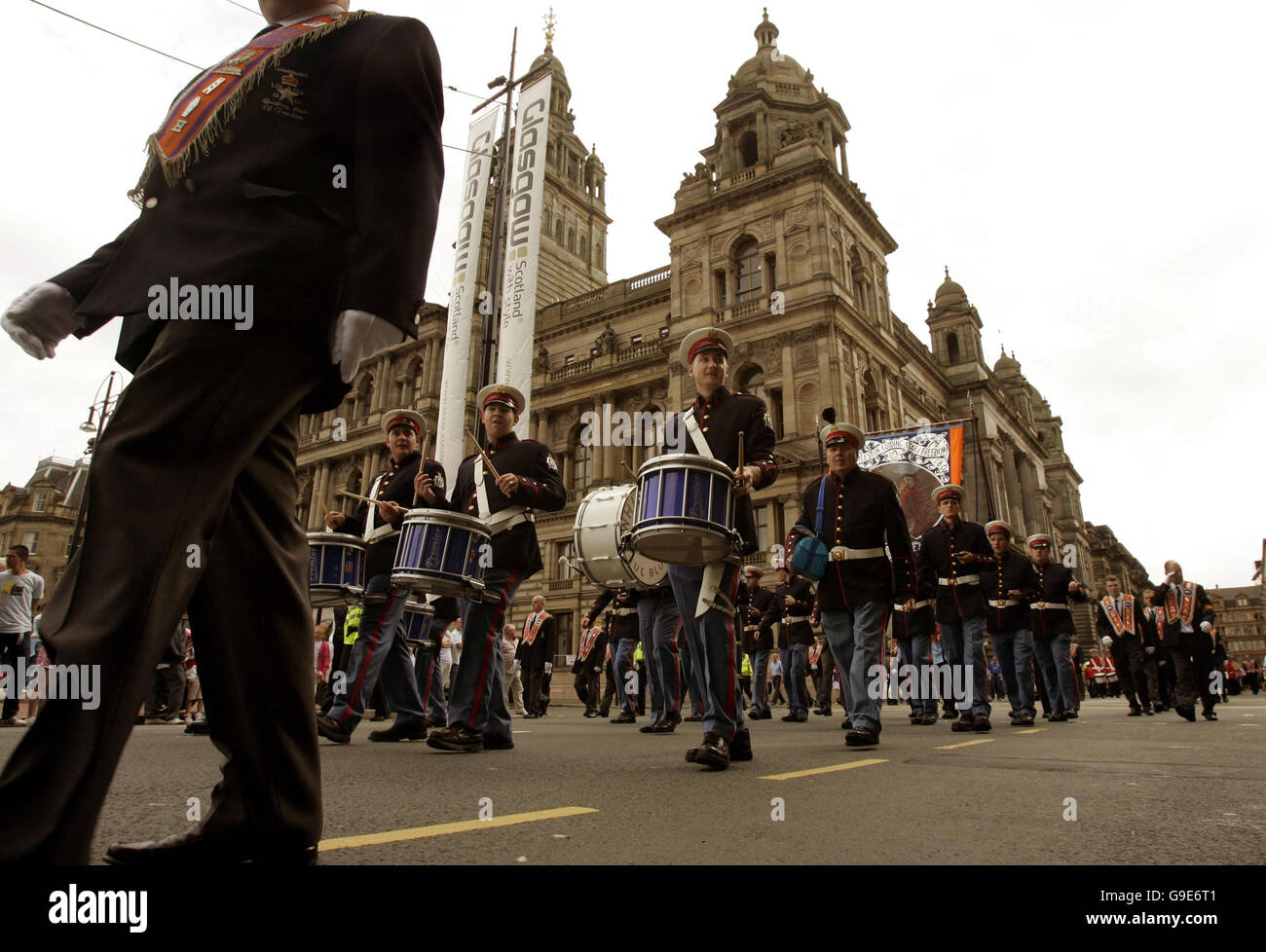 Loyalisten marschieren die Straßen von Glasgow Stadtzentrum während des Landes größte Oranier-Orden März - die Grafschaft Orange Lodge Parade. Stockfoto