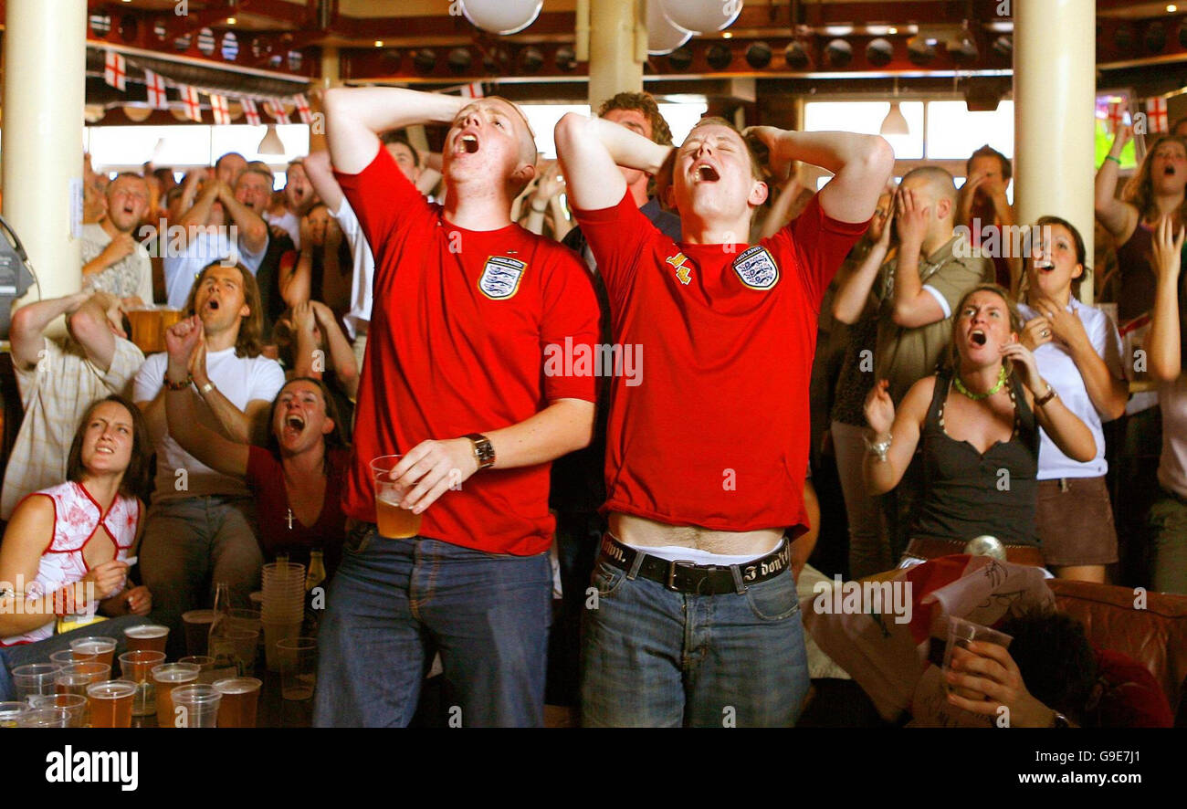 Die Reaktion der englischen Fans in der Symphony Bar in Liverpool während des Elfmeterschießens zwischen England und Portugal im Halbfinalspiel der FIFA-Weltmeisterschaft 2006 zwischen England und Portugal. Stockfoto