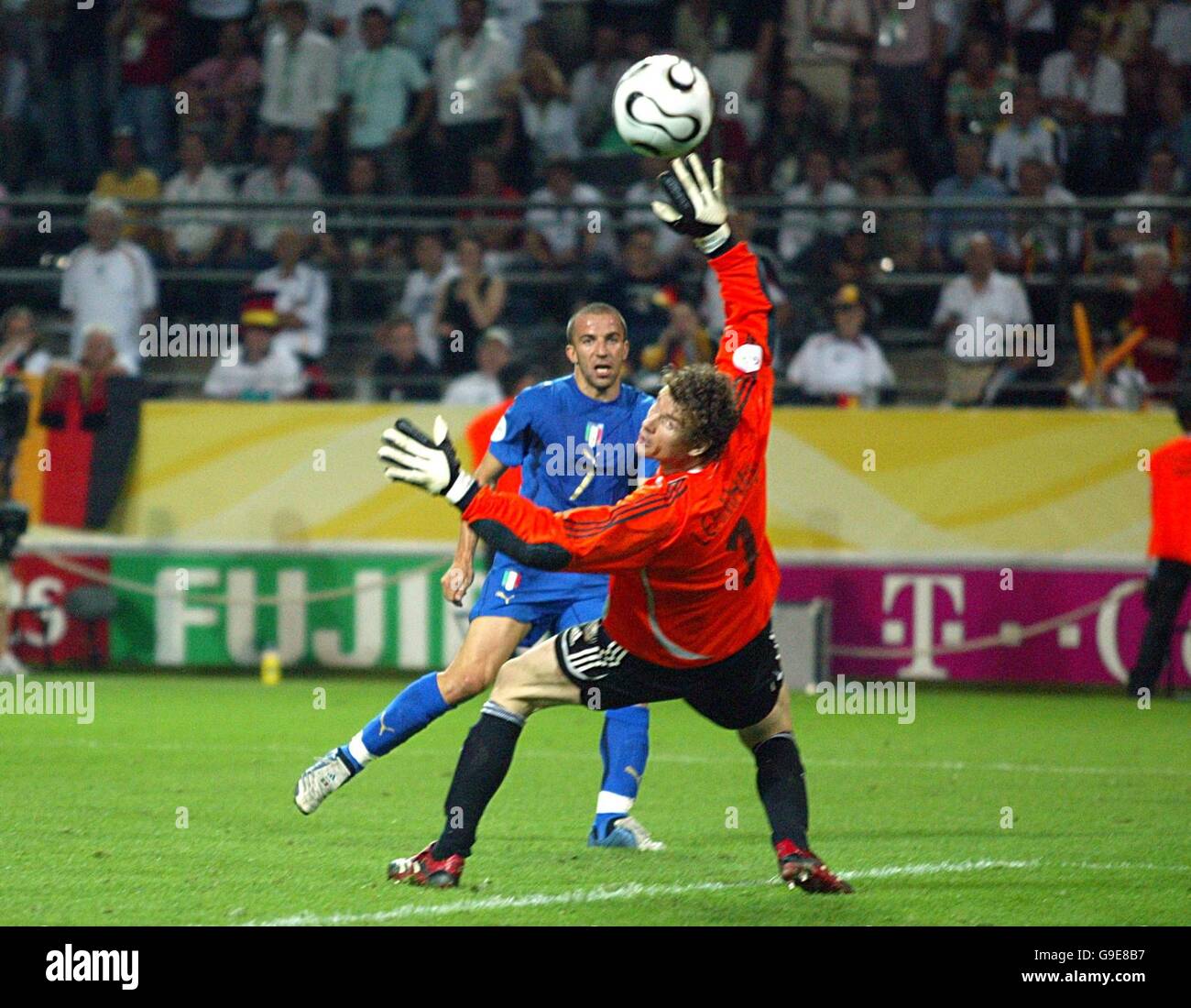 Fußball - FIFA Fußball-Weltmeisterschaft Deutschland 2006 - Halbfinale - Deutschland gegen Italien - Signal Iduna Park. Der Italiener Alessandro Del Piero schießt das zweite Tor des Spiels vor dem deutschen Jens Lehmann. Stockfoto