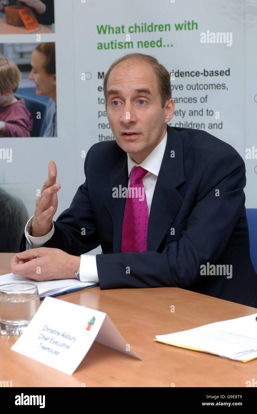 Schulminister Andrew Adonis bei der Einführung der politischen Überprüfung von Kindern und Jugendlichen im Baumhaus durch die Regierung, einer Kinderhilfsorganisation, die eine spezielle Schule für Kinder mit Autismus in Nord-London betreibt. Stockfoto