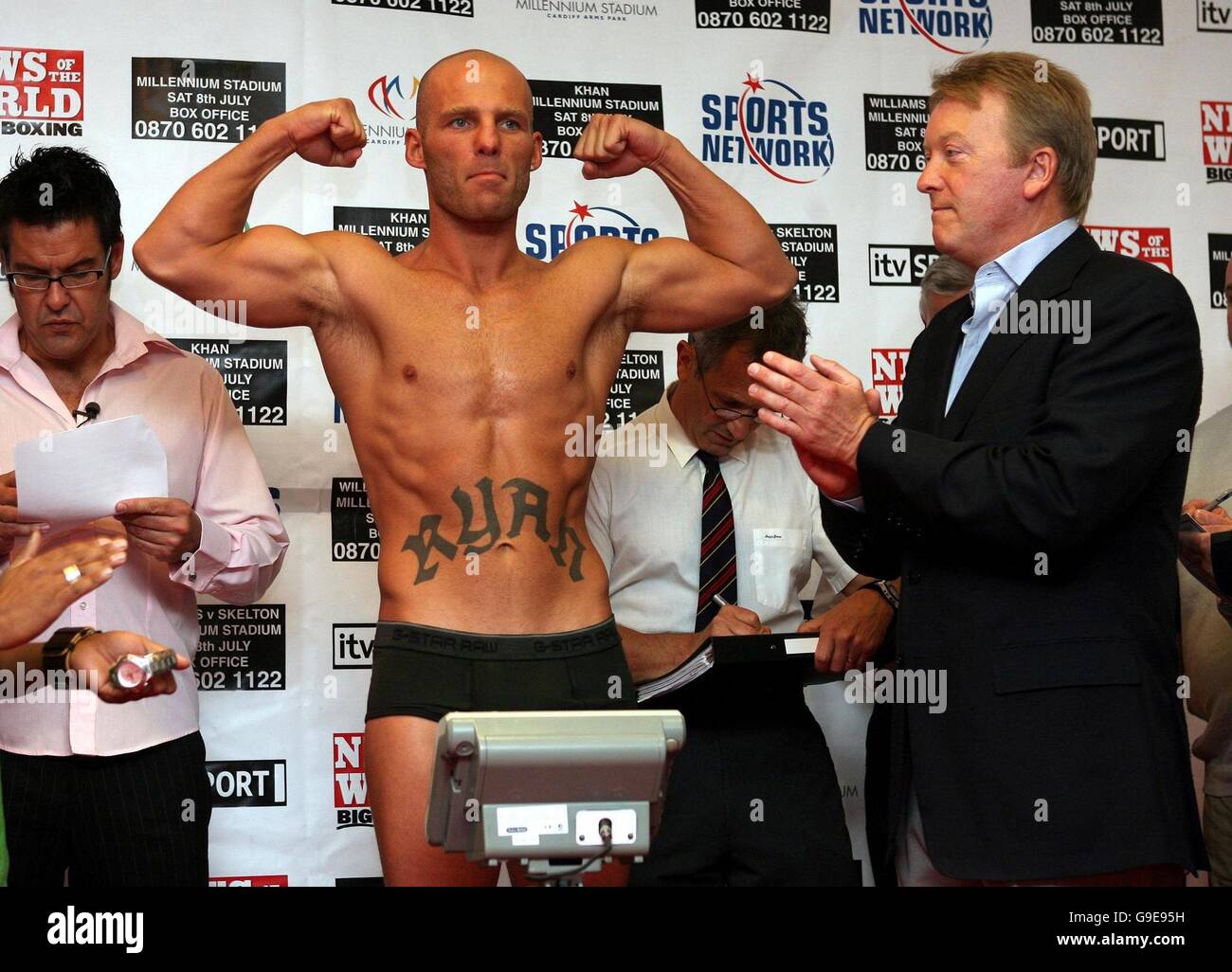 Ryan Rhodes während einer Einwaage im Millennium Stadium, Cardiff vor dem Boxereignis am Samstagabend. Stockfoto