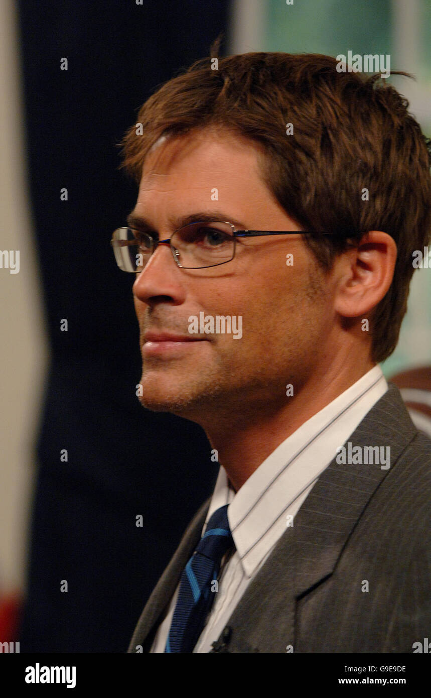 Rob Lowe spielt beim Friday Night Project (TX: Channel 4, 22.55 30. Juni 2006) aus den London Studios im Süden Londons. Stockfoto