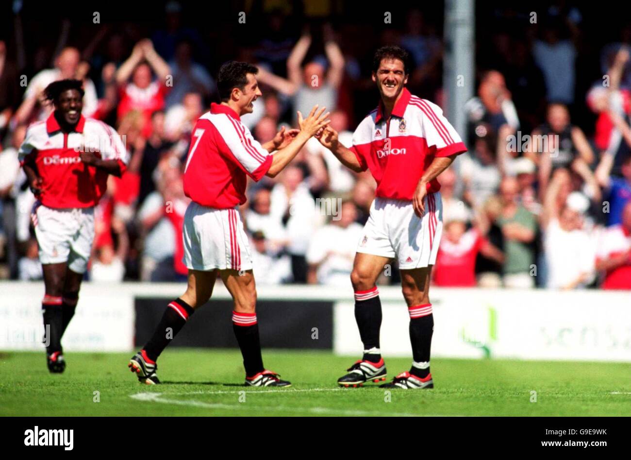 Fußball - freundlich - Fulham gegen Indien. Fulhams Karl Heinz Riedle (r) feiert das Scoring mit John Collins (c) Stockfoto