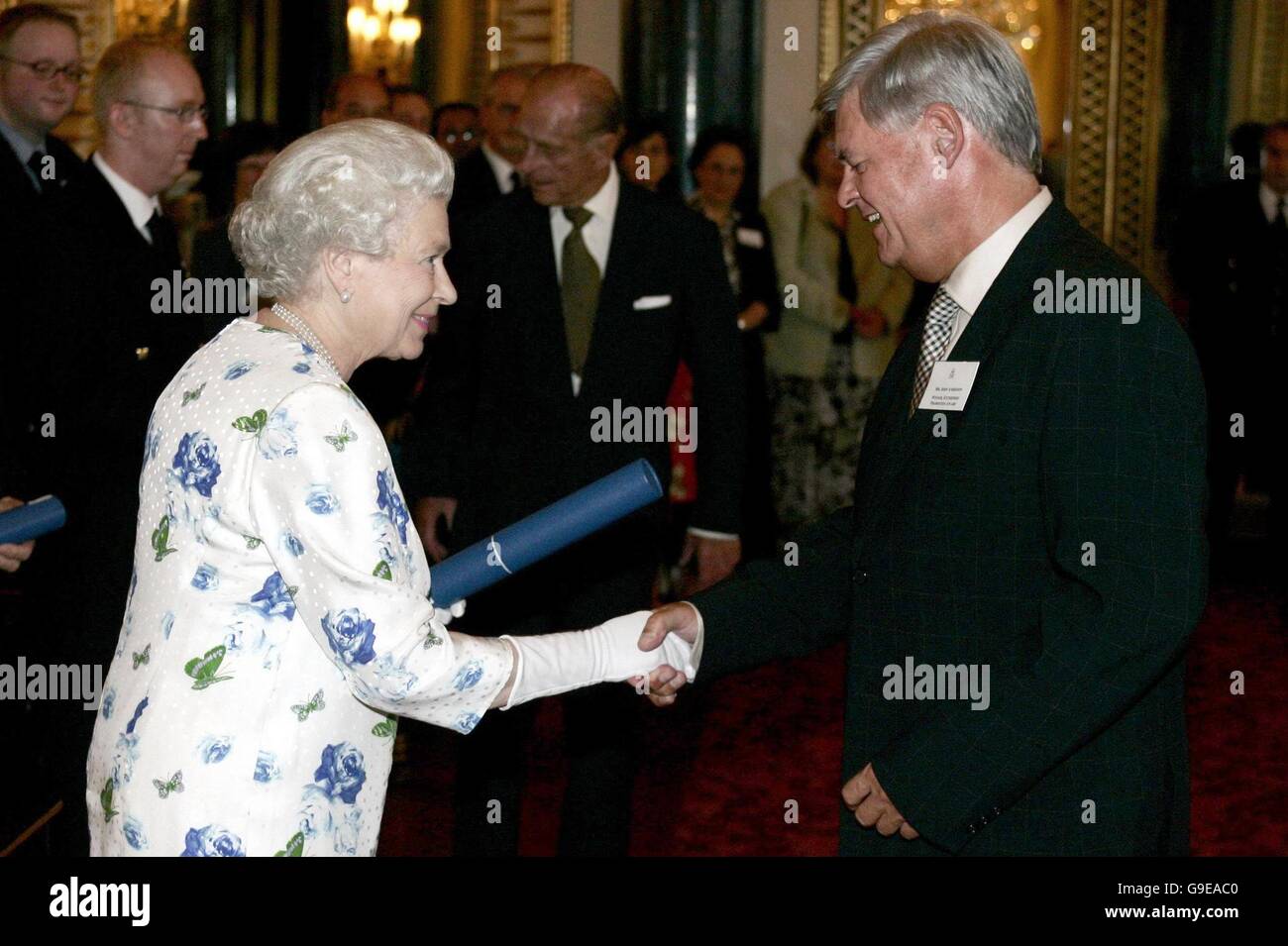 Die britische Königin Elizabeth II präsentiert John Anderson CBE, non-Executive Chairman der Nord-Ost-Geschäft und Innovationszentrum in Sunderland, mit der Königin standard Award for Enterprise im Buckingham Palace. Stockfoto