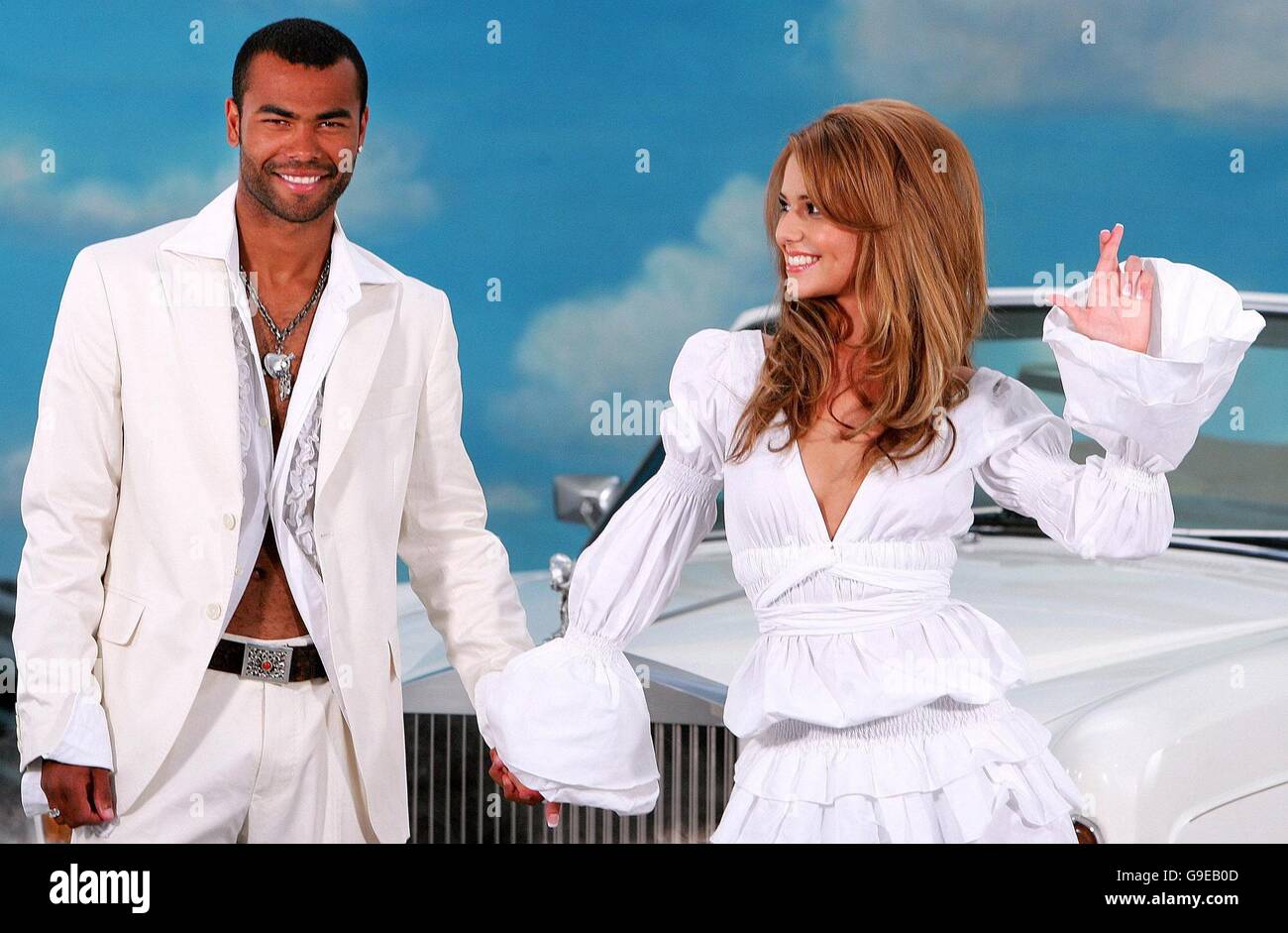 Cheryl Tweedy (rechts) und Ashley Cole während einer Fotocall, um die National Lottery Dream Number zu starten, in den Jasmine Studios in Shepherds Bush, West London. Stockfoto