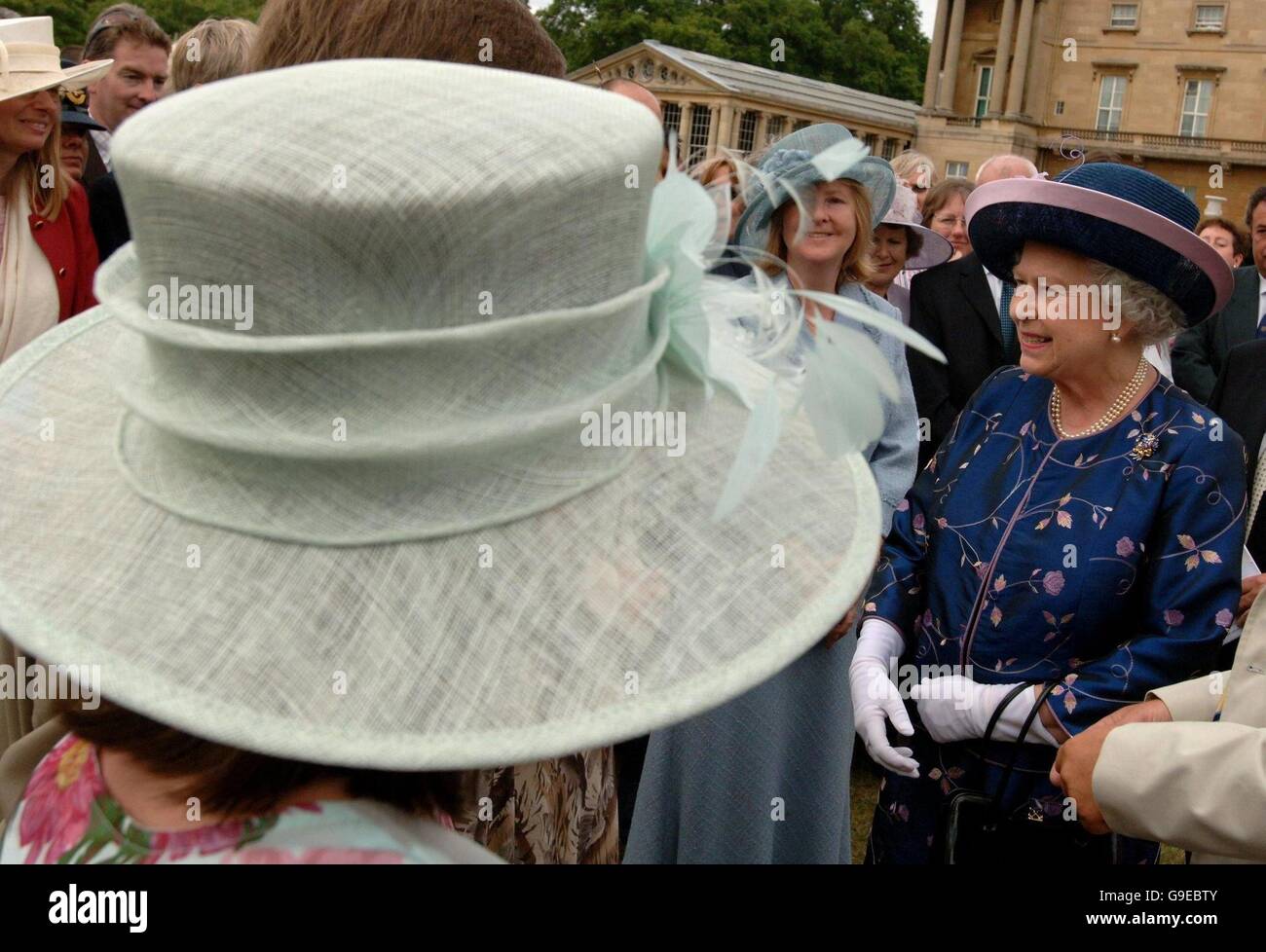 Queen Elizabeth II trifft sich mit Gästen auf einer Gartenparty anlässlich des 50. Jahrs der Auszeichnung des Duke of Edinburgh im Buckingham Palace. Stockfoto