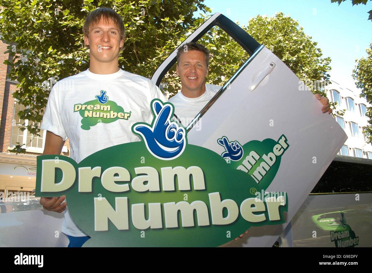 Olympiasieger Steve Backley und Olympischen Spiele 2012 hoffnungsvollen James Curtain in York, starten das erste Unentschieden-basierte Lotteriespiel Geldbeschaffung für die 2012 Olympischen Spiele und Paralympics in London bezeichnet. Stockfoto