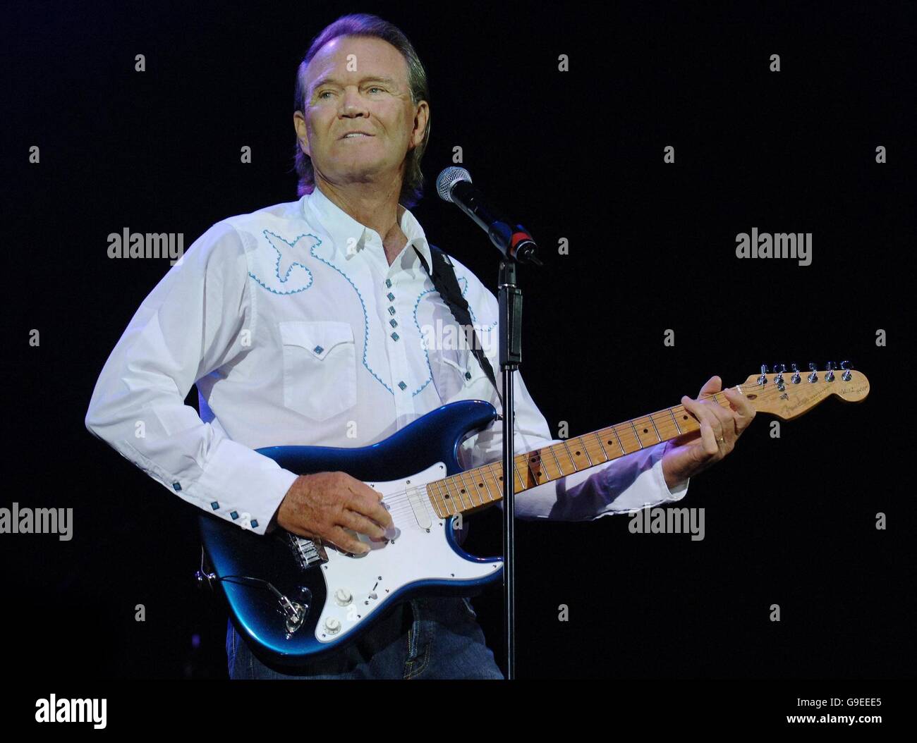 Der amerikanische Country- und Western-Sänger Glenn Campbell tritt im Hammersmith Apollo in London auf. Stockfoto