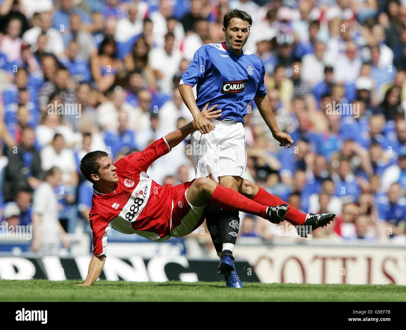 Ranger Libor Sionko (rechts) wird während des Freundschaftsspiel im Ibrox Stadium, Glasgow, von Middlesbrough's Andrew Taylor herausgefordert. Stockfoto