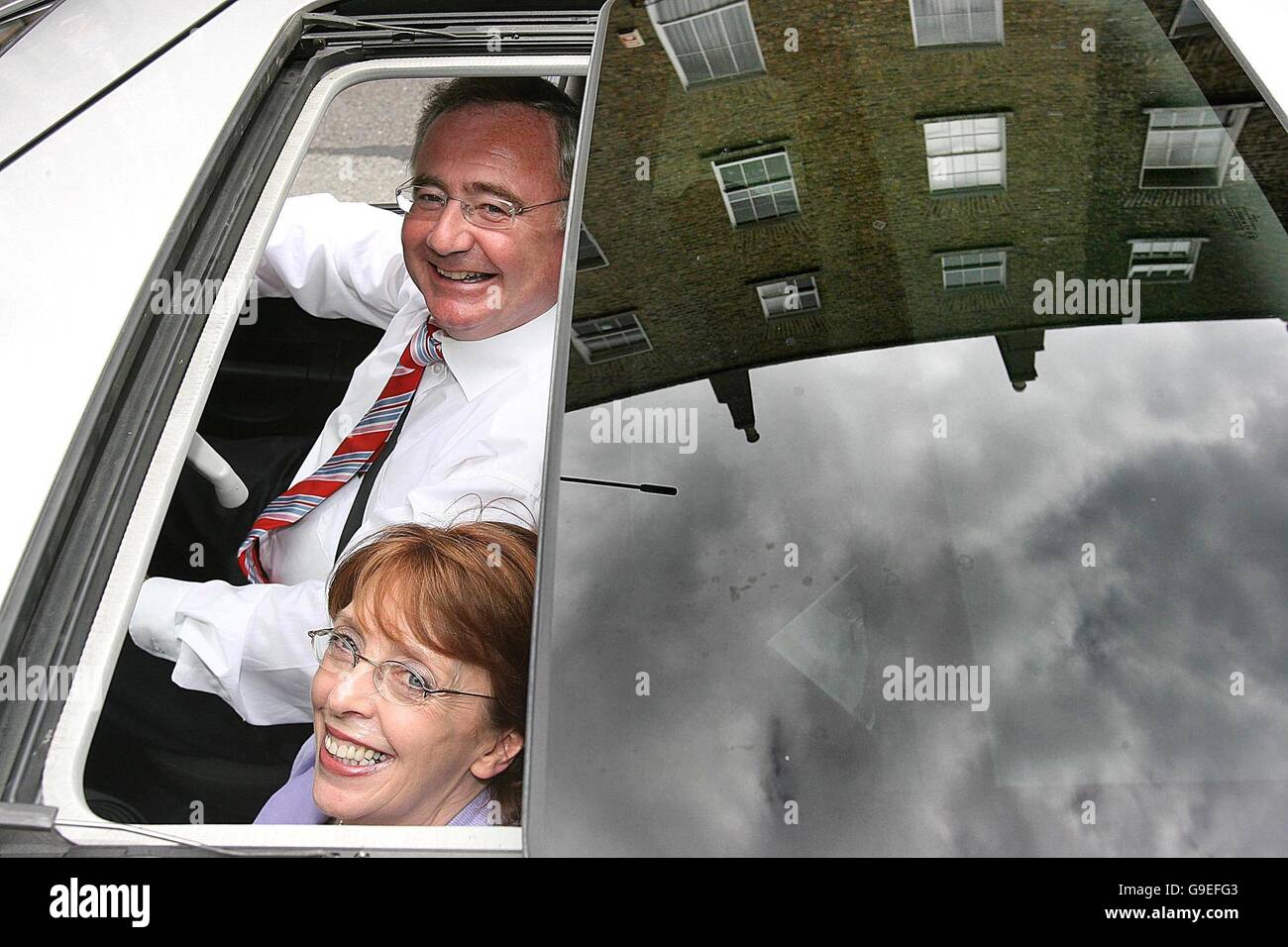 Labour-Führer Pat Rabbitte mit dem Labour-Sprecher für Verkehr Roisin Shortall TD, der durch ein Schiebedach schaut, wie die Partei das "Leben für das Leben"-Policy-Dokument am Ely Place, Dublin, lanciert hat. Stockfoto