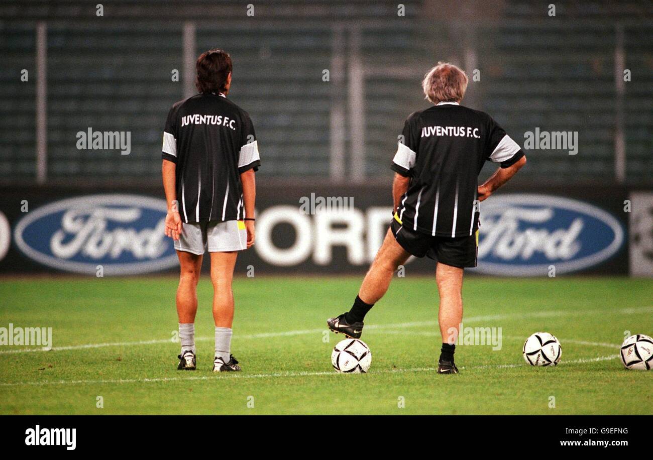Fußball - UEFA Champions League - Gruppe E - Juventus / Deportivo La Coruna. Juventus-Spieler machen während des Trainings vor einem Ford-Werbetafel eine Pause Stockfoto