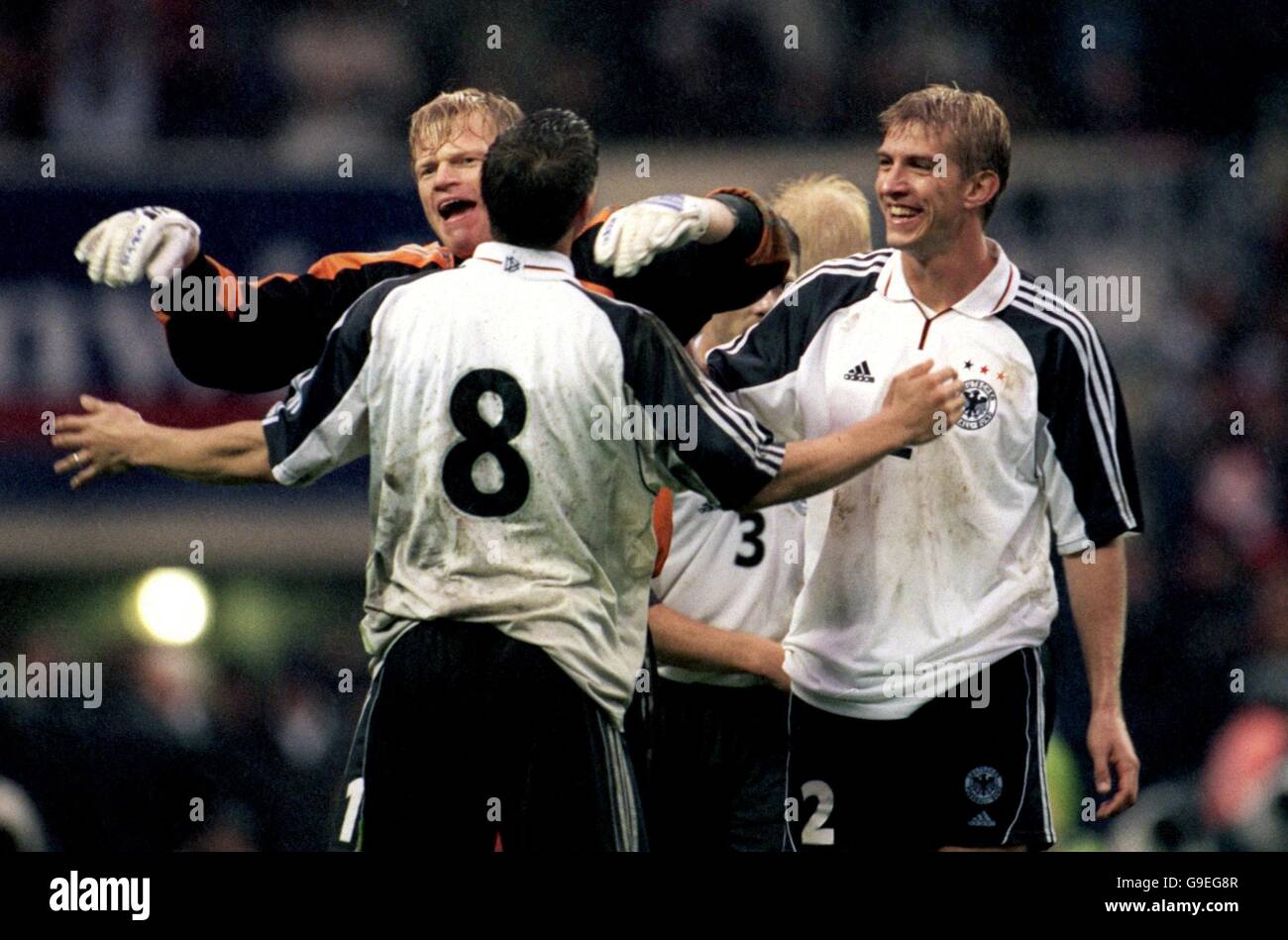 (L-R) Deutschlands Torwart Oliver Kahn feiert mit Teamkollegen Sebastian Deisler Und Marko Rehmer nach ihrem Sieg 1-0 Stockfoto