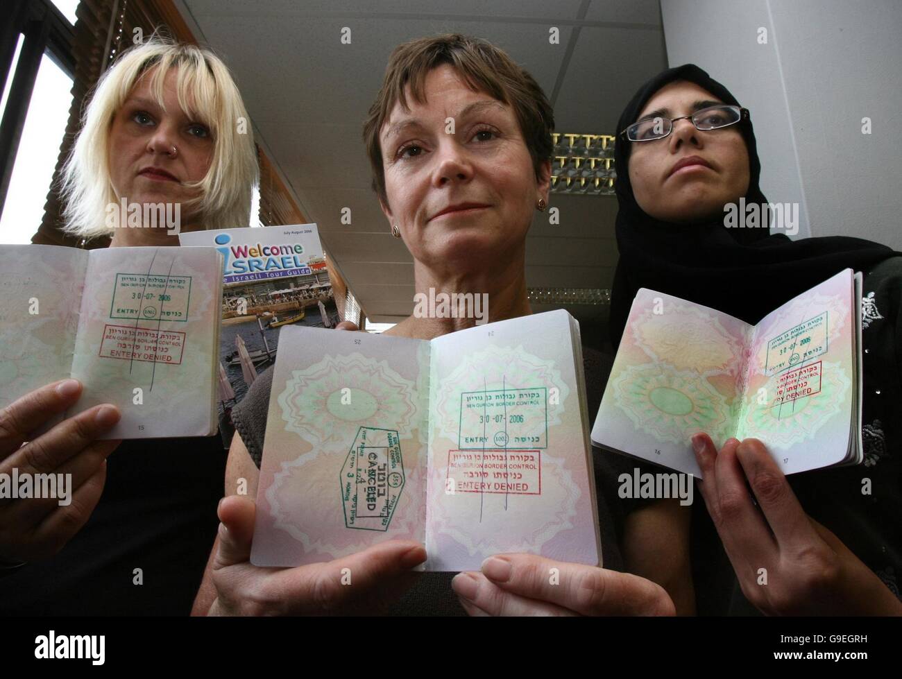 DR Lynne Jones MP (Mitte), umgeben von den anderen britischen Frauen, die Teil einer Gruppe waren, die gestern aus Israel deportiert wurden, während einer Reise, um Verbindungen zwischen Ramallah und Birmingham aufzubauen. Stockfoto