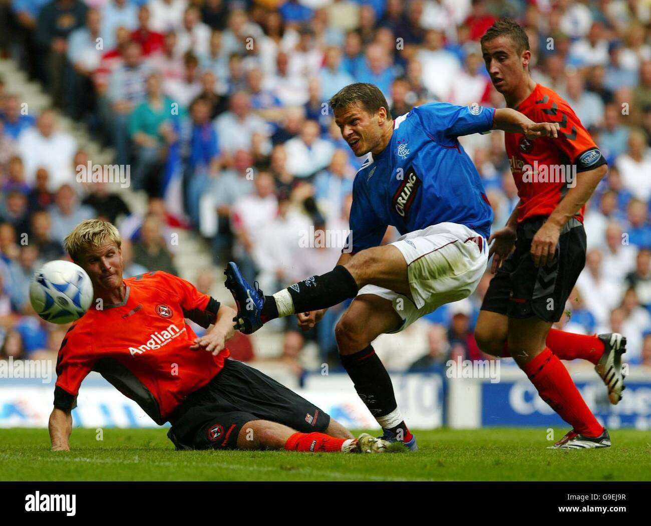 Libor Sionko (Mitte) der Rangers hält Christian Kalvenes von Dundee United während des Spiels der Bank of Scotland Premier League im Ibrox Stadium in Glasgow aus. Stockfoto