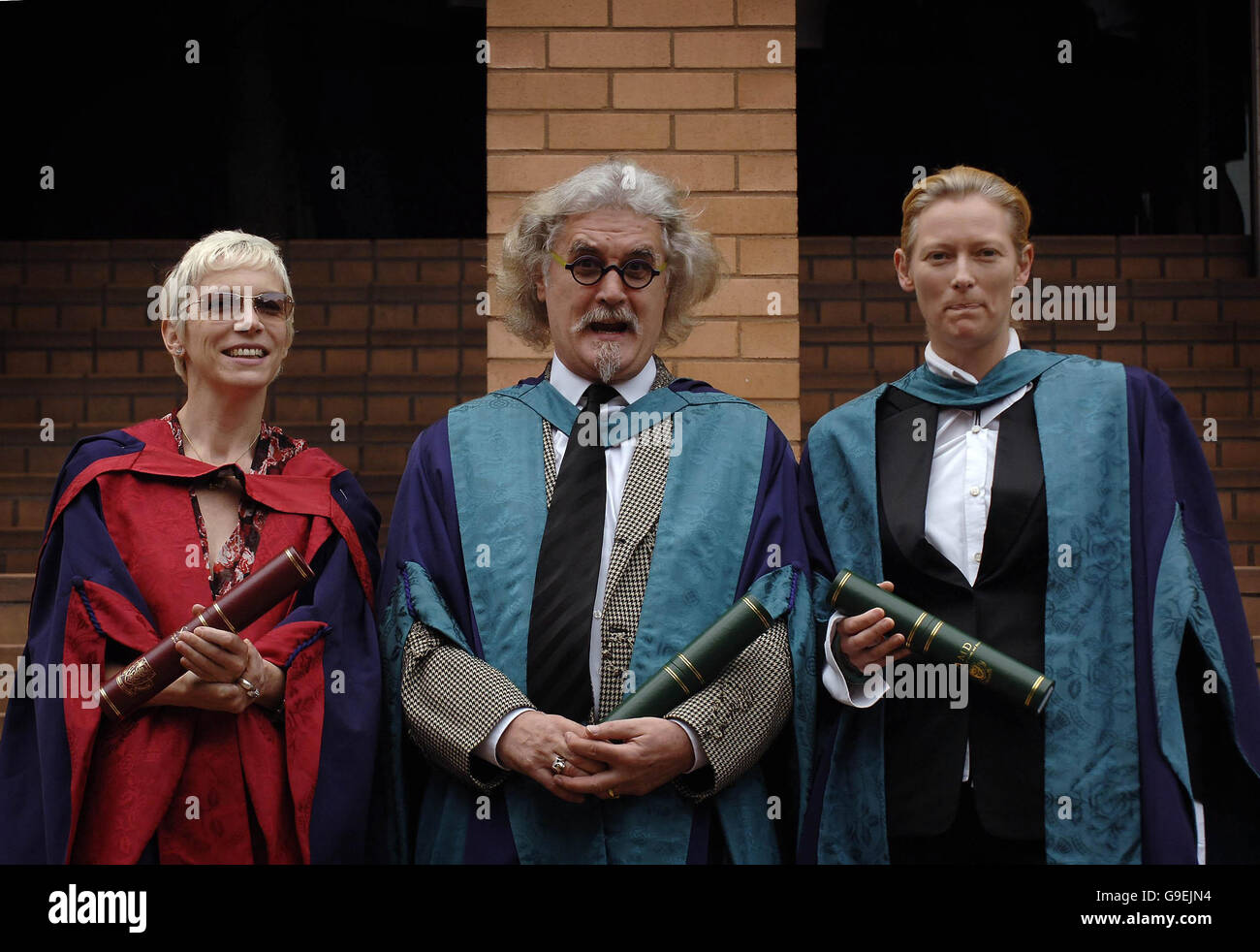 (V.l.) Eurythmics-Sängerin Annie Lennox, Komiker Billy Connolly und Schauspielerin Tilda Swinton nach ihren Ehrentitel von der Royal Scottish Academy of Music and Drama in Glasgow zu sammeln. Stockfoto