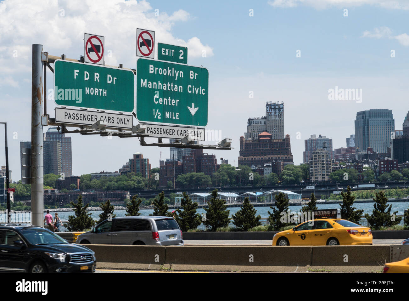 Zeichen und den Verkehr auf den FDR Drive, NYC, USA Stockfoto