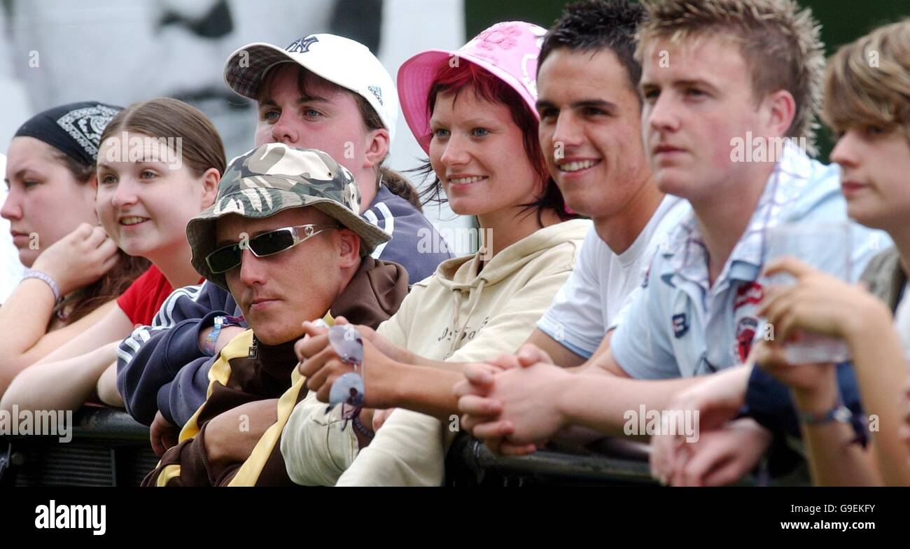 T im Park Musikfestival in Balad. Fans genießen den Upper Room, der auf der Hauptbühne beim T in the Park Musikfestival in Balado, Schottland, spielt. Stockfoto