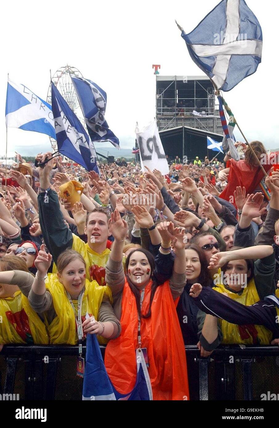 Fans beobachten die Verkünder auf dem Main Stageat The T im Park Musikfestival in Balado, Schottland. Stockfoto