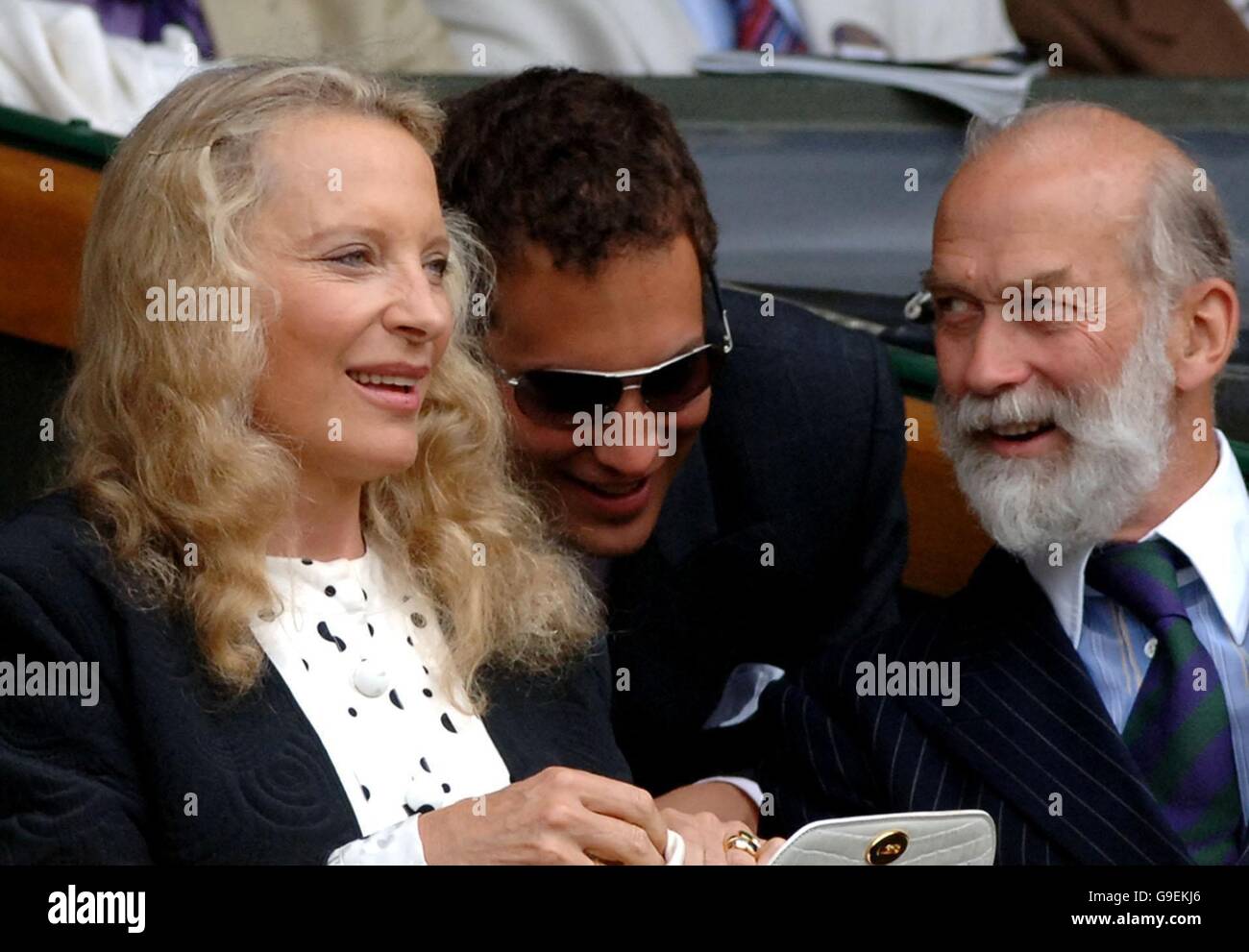 Prinz und Prinzessin Michael von Kent mit ihrem Sohn Freddie Windsor in der Royal Box in Wimbledon während des Men's Singles Finales. Stockfoto