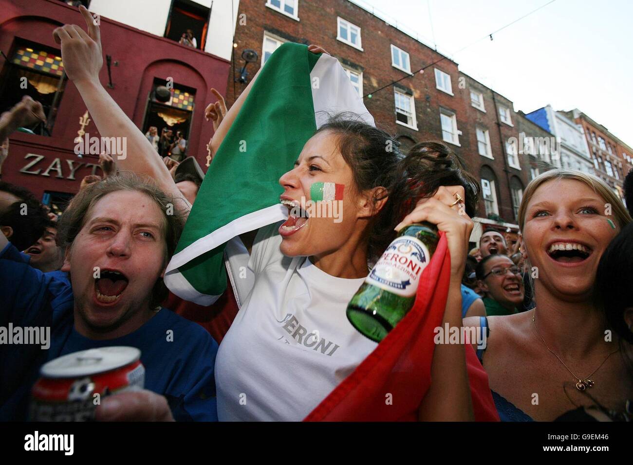 Italienischen Fans feiern außerhalb Bar Italia in Soho als Italien punktet gegen Frankreich in der FIFA World Cup-Finale mit Frankreich im Olympiastadion in Berlin, Deutschland, bei der Party von Peroni. Stockfoto