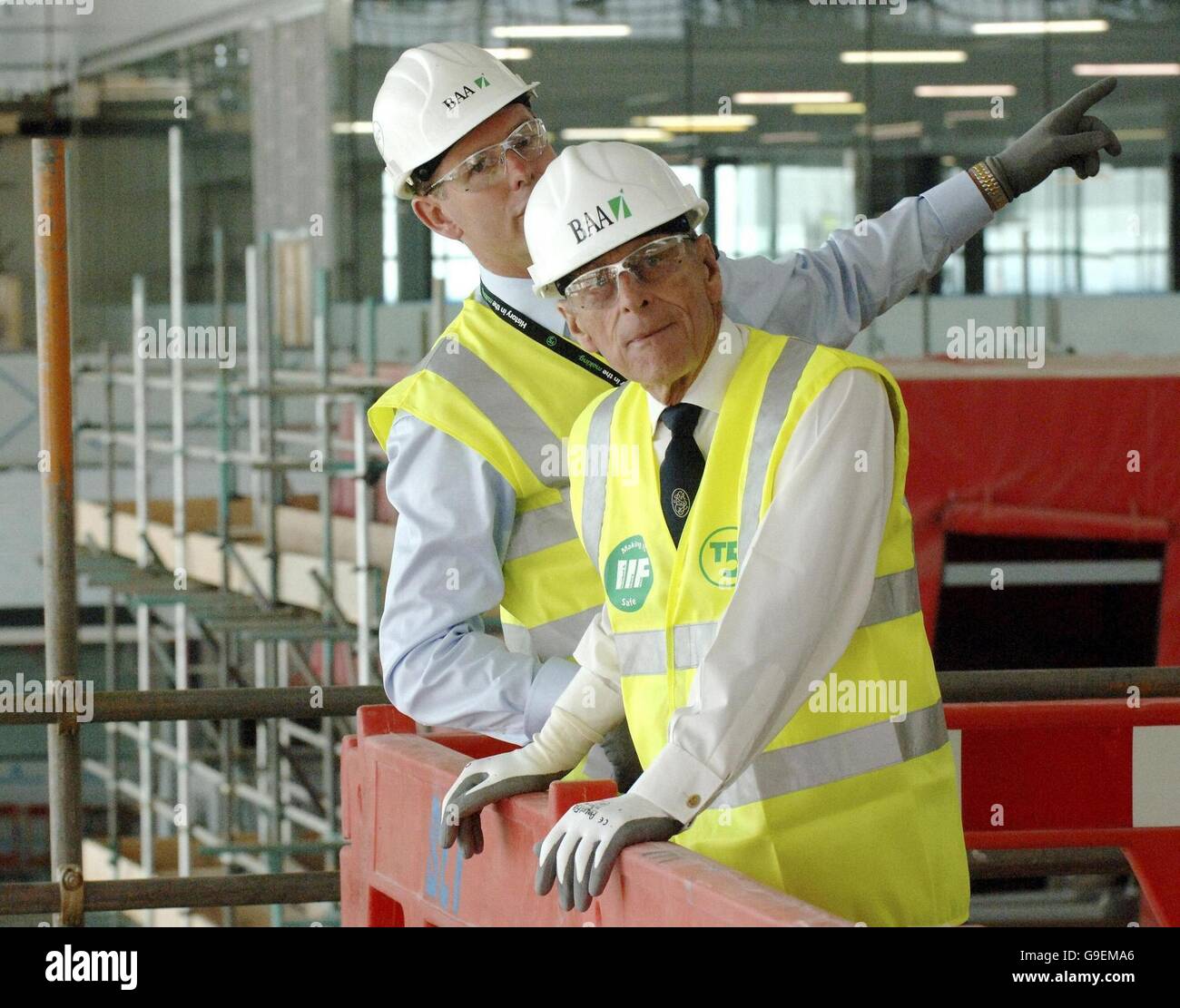 Der Herzog von Edinburgh mit der Managing Director von Heathrow Flughafen Tony Douglas bei einem Rundgang durch das neue Terminal 5. Stockfoto