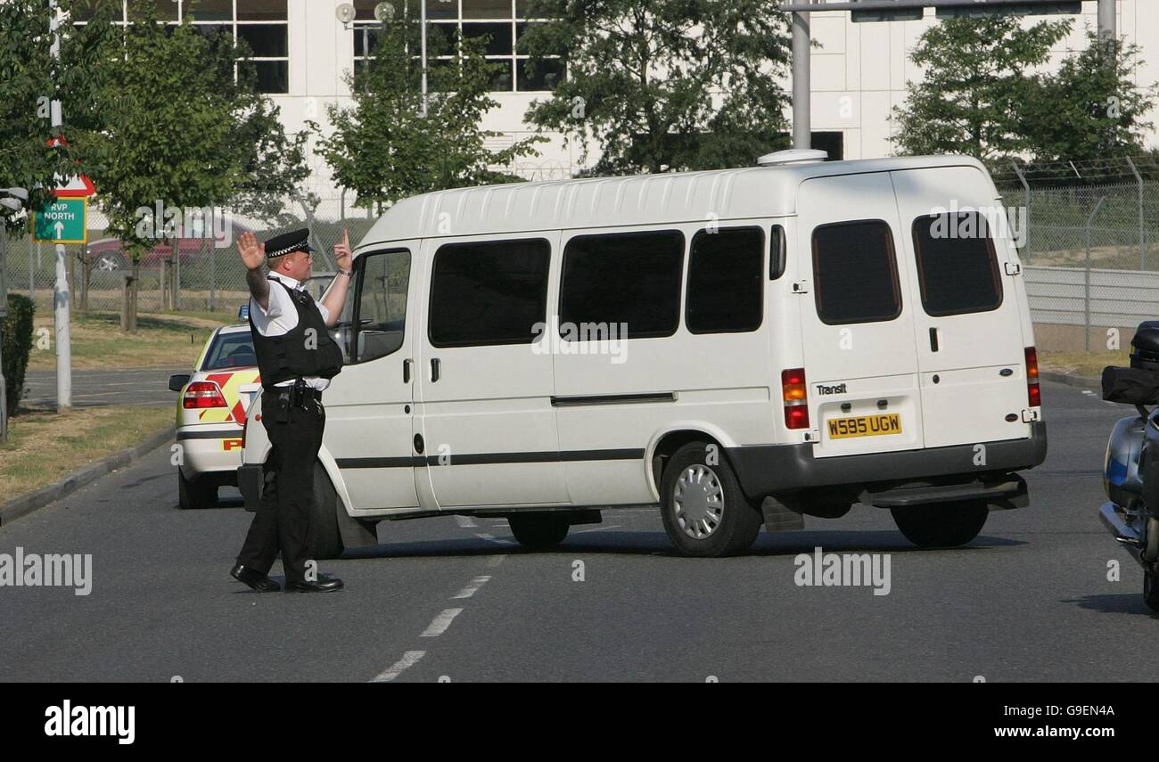 Die NatWest 3 werden in einem kleinen Polizeikonvoi zu einer Continental Boeing 777 gefahren, bevor sie nach Houston, Texas, starten. USA, wo sie vor einem Betrugsversuch stehen. Ihr Anwalt startete einen neuen Angriff auf die britische Regierung wegen ihrer Auslieferung. Stockfoto
