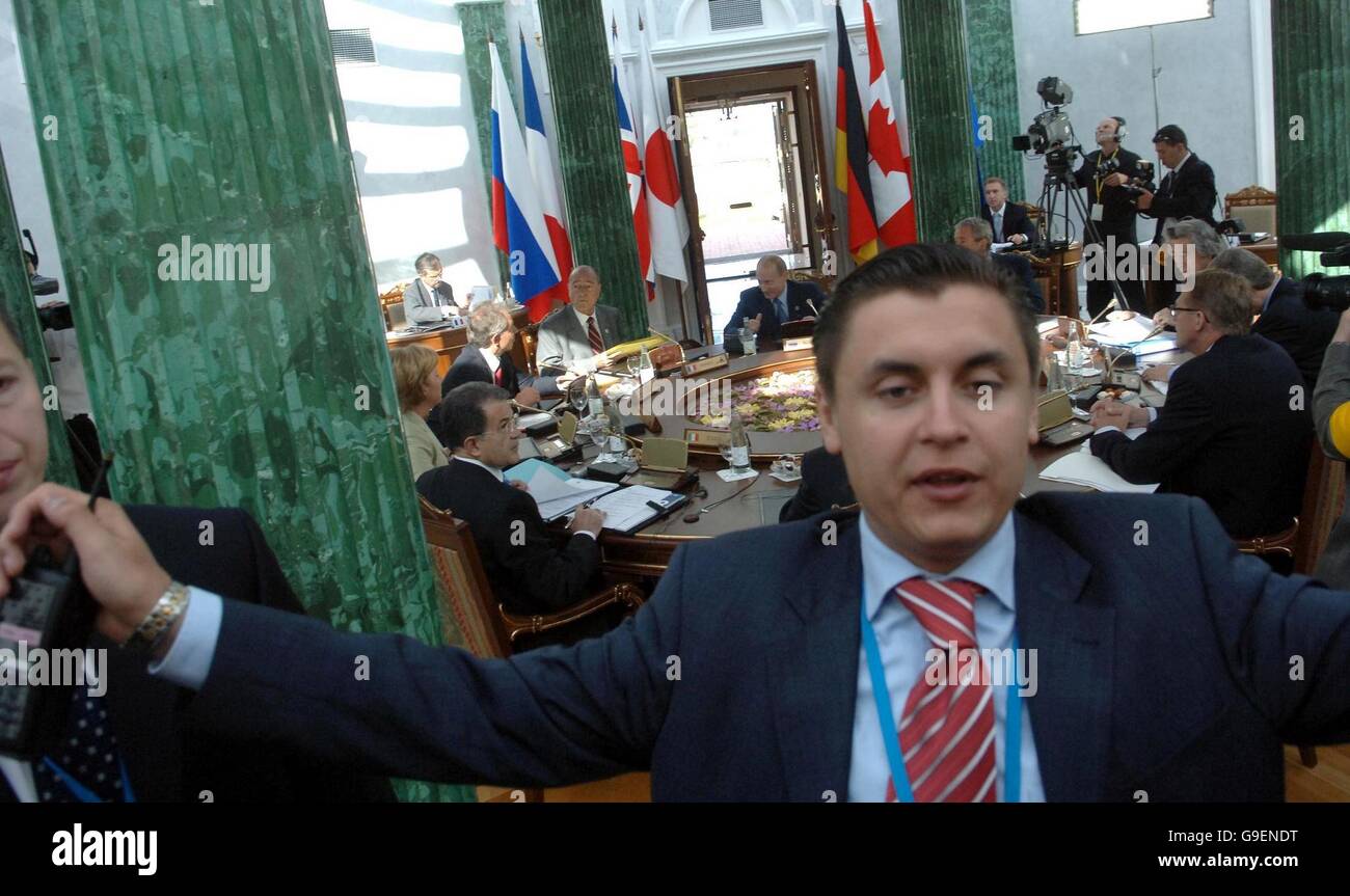 Ein Sicherheitsmann hält die Medien davon ab, bei der ersten Arbeitssitzung der G8 in St. Petersburg, Russland, mehr Fotos zu machen. Stockfoto