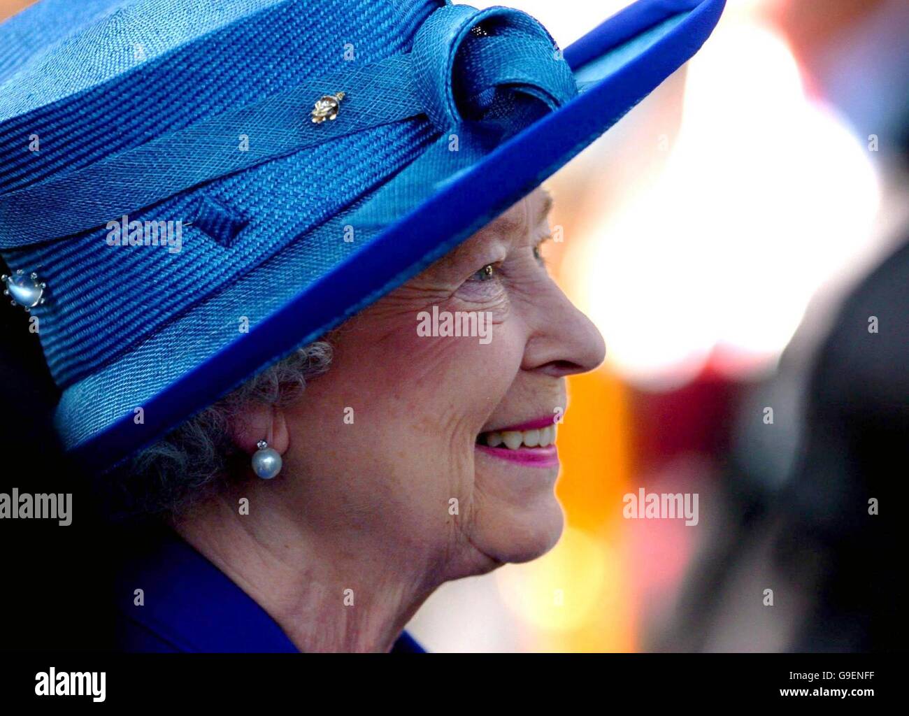 Die Britin Königin Elizabeth II. Lächelt, während sie in der St. Mary's Church, Great Bircham, Norfolk, mit Mitgliedern der Öffentlichkeit chattet, nachdem sie anlässlich des 60. Jahrestages der Enthüllung des ersten Opferkreuzes, das nach dem Zweiten Weltkrieg fertiggestellt werden soll, einen Kranz niedergelegt hatte. Stockfoto