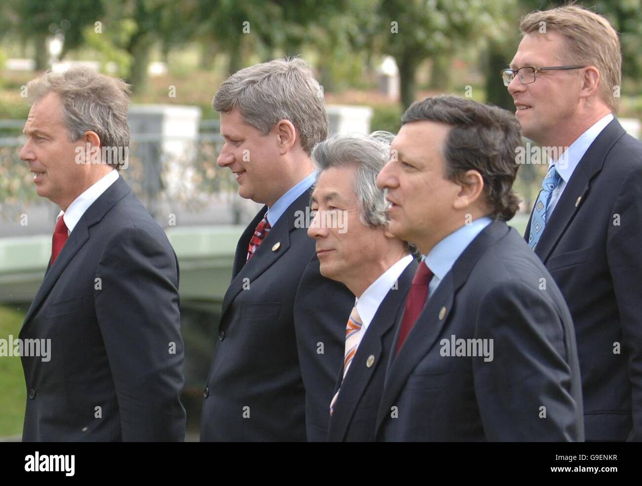 G8-Führer (von links nach rechts): Tony Blair (Großbritannien); Stephen Harper (Kanada); Junichiro Koizumi (Japan); Jose Maneul Barroso, Präsident der Europäischen Kommission und Matti Taneli, Ministerpräsident Finnlands und Präsident der Europäischen Union, verlassen das Land, nachdem sie auf dem G8-Gipfel in St. Petersburg, Russland, für ein Familienfoto gestanden haben. Stockfoto