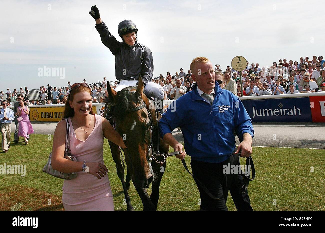 Alexandrova und Jockey Kieren Fallon nach dem Gewinn der Darley Irish Oaks auf der Curragh Racecourse. Stockfoto