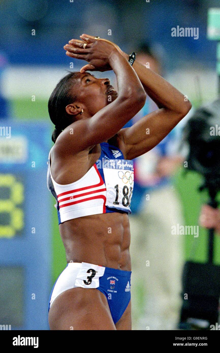 Die britische Denise Lewis beendet die 800 m, um Gold zu gewinnen Im Heptathlon Stockfoto