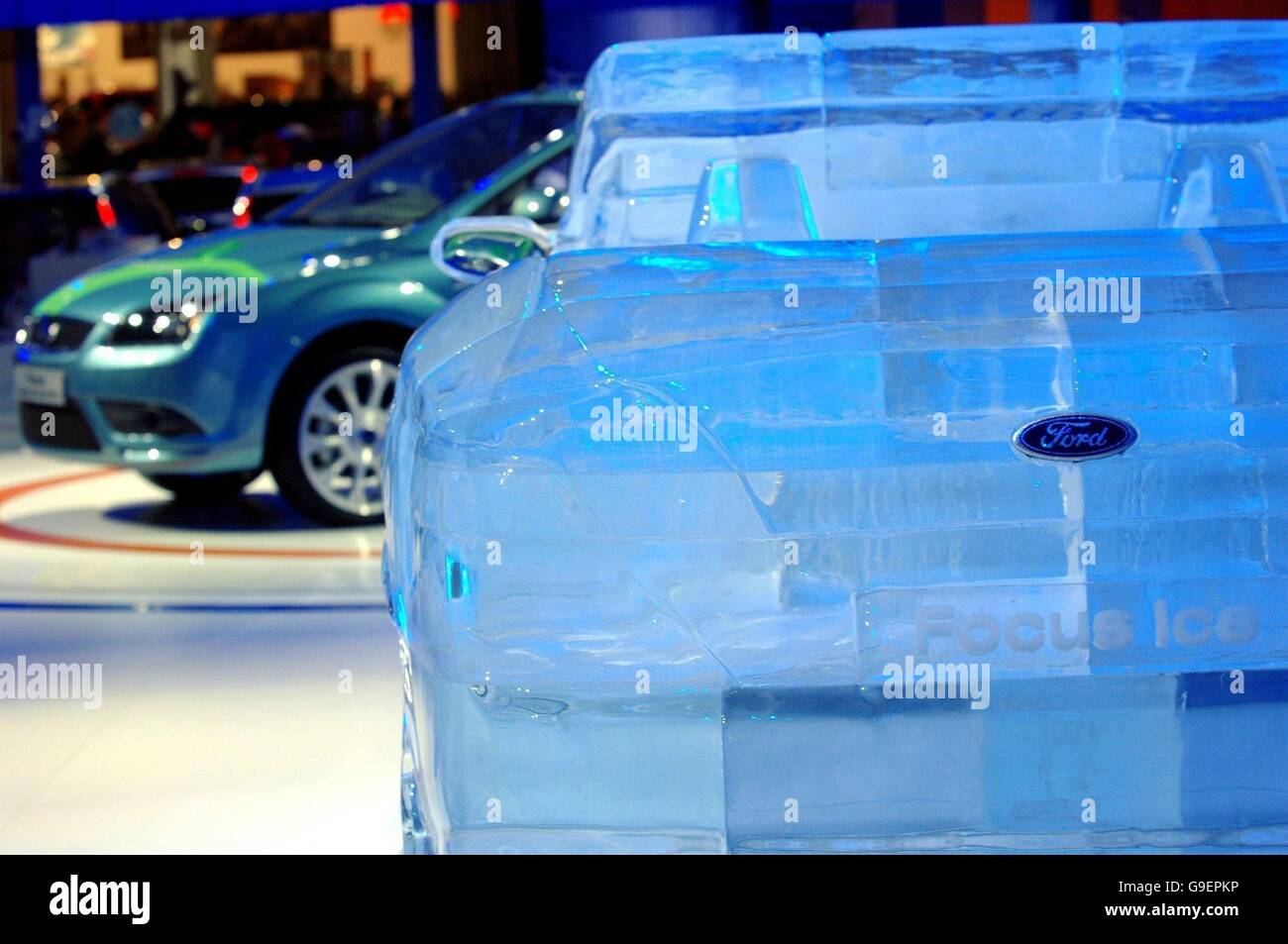 Eine 6.5 Tonnen schwere Eisskulptur des neuen Ford Focus Cabriolets auf der British International Motor Show im Excel Center in London. Stockfoto
