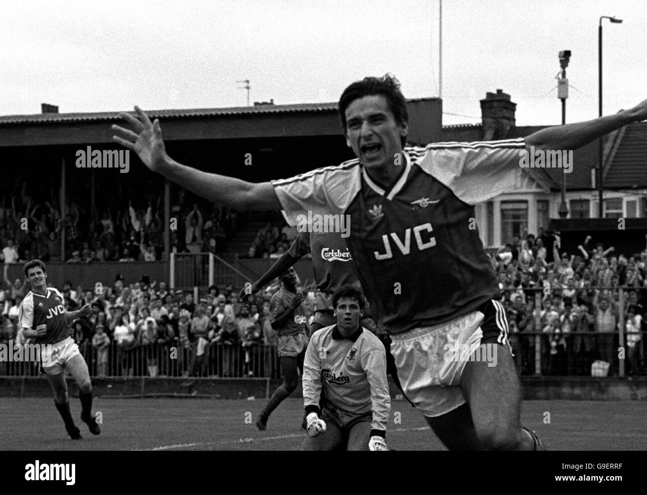 Erste Division - Wimbledon / Arsenal - Plough Lane. Arsenals Alan Smith feiert nach seinem dritten Tor, das Arsenal mit 5:1 gewann. 228853-2 Stockfoto