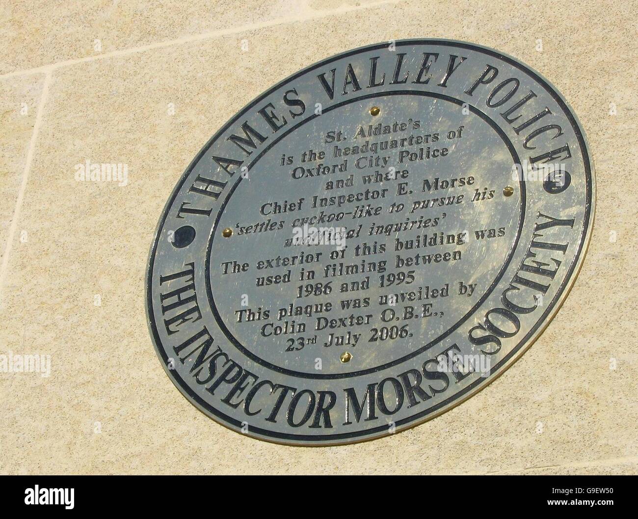 Auf der Polizeistation St Aldates in Oxford, wo die fiktive Figur ihren Sitz hatte, wird eine Gedenktafel zu Ehren von Inspector Morse enthüllt. Stockfoto