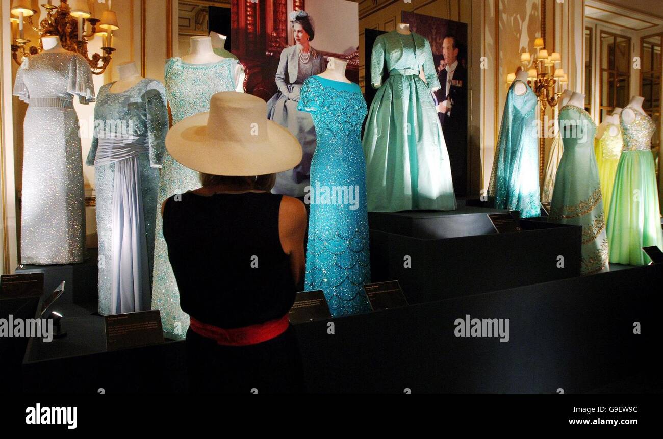 Kleider aus Kleid für den Anlass, eine Ausstellung von Abendkleider und  Schmuck getragen von Königin Elizabeth II. bei staatlichen Anlässen auf dem  Display in der Prunkräume im Buckingham Palace, London für Sommer