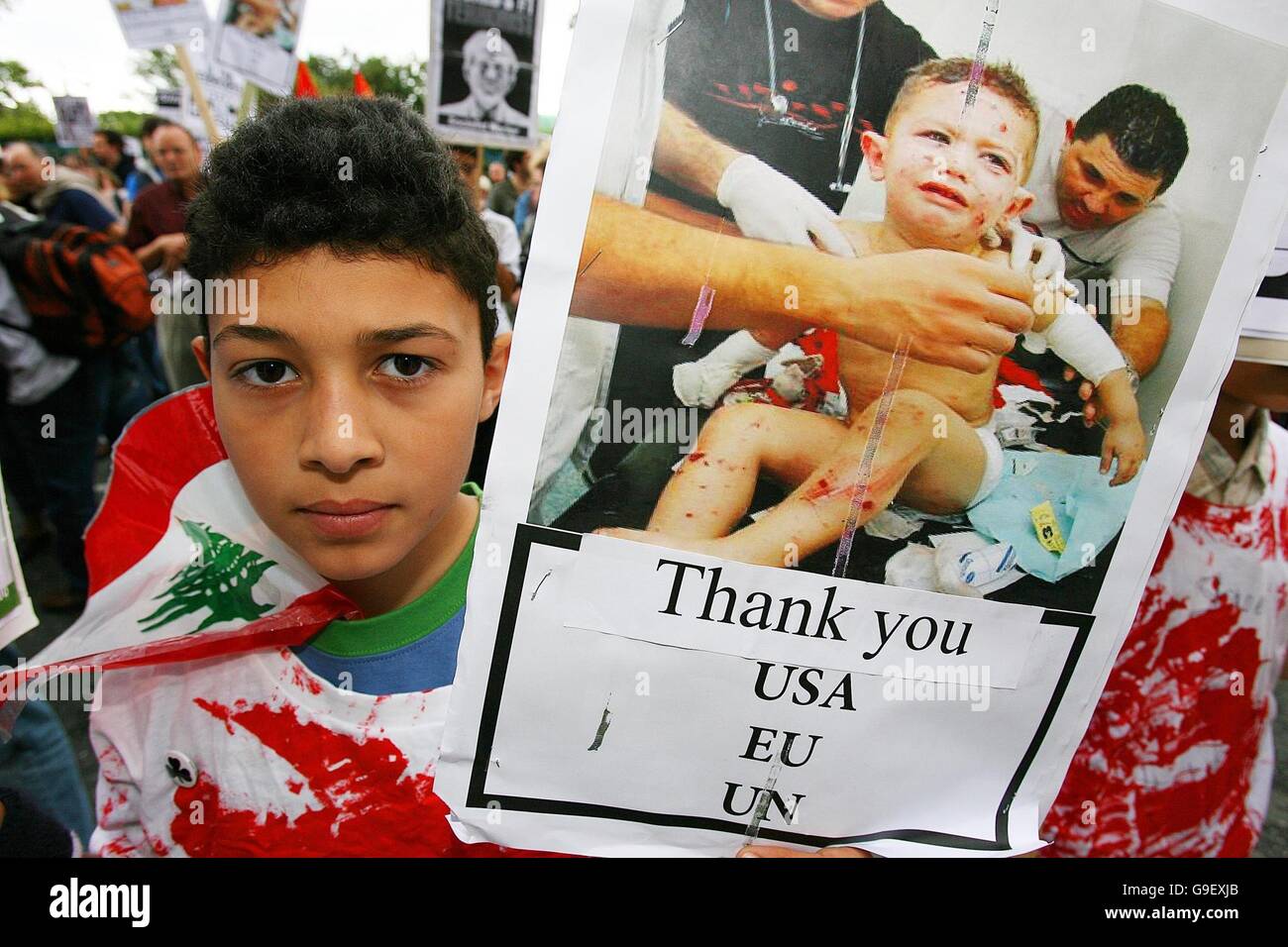 Demonstranten versammelten sich auf dem Parnell Square in Dublin bei einer Kundgebung, die von der Anti-Kriegs-Koalition gegen die israelische Bombardierung des Libanon und des Gazastreifens organisiert wurde. Stockfoto
