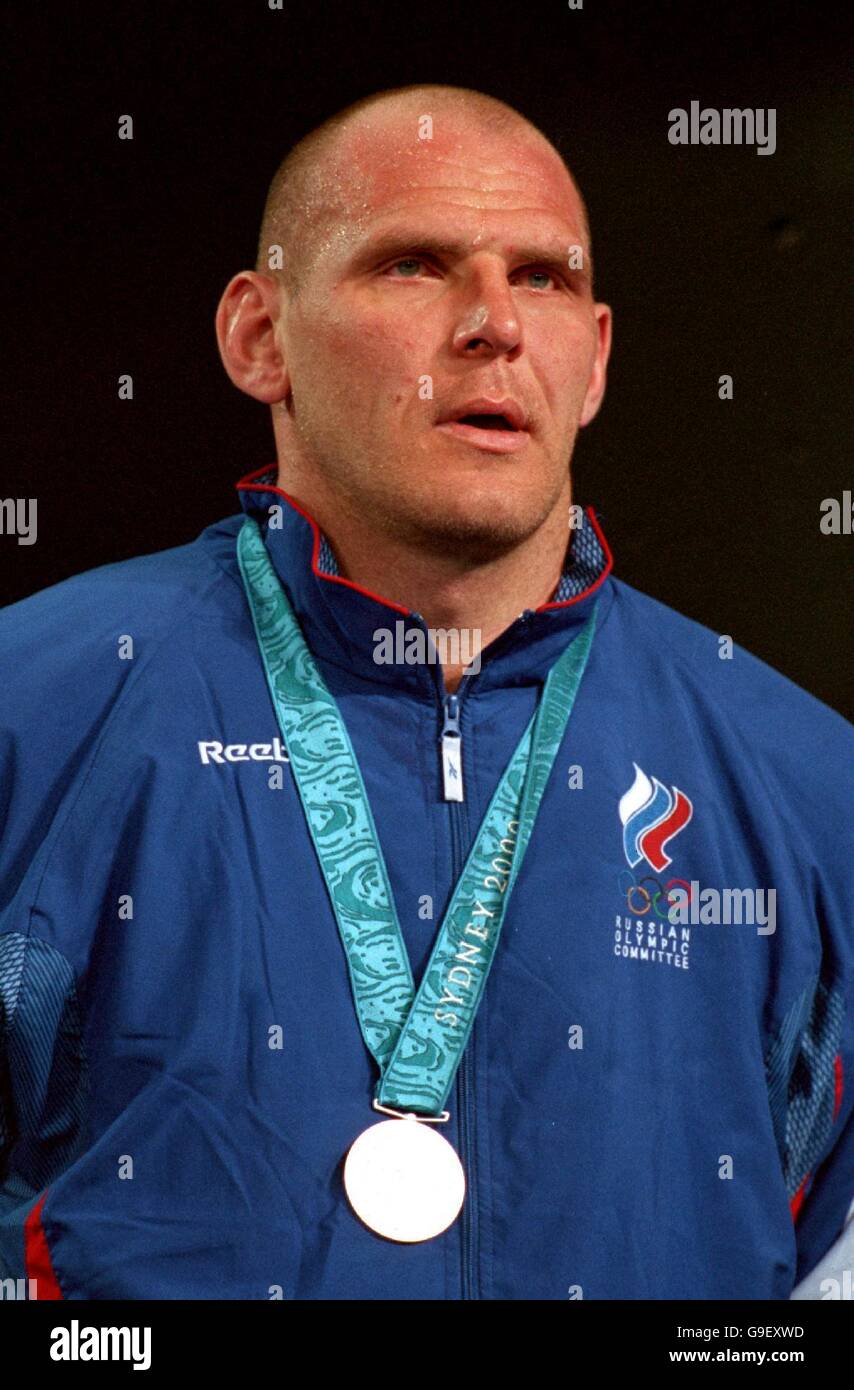 Russias aleksandr karelin mit seiner silbermedaille -Fotos und ...