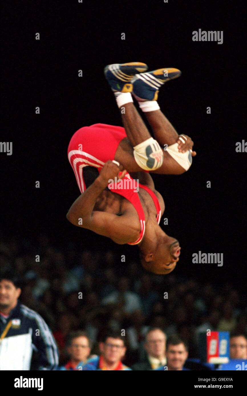 Olympische Spiele 2000 in Sydney - Ringer - 69 kg. Der kubanische Filiberto Azcuy feiert den Gewinn von Gold, indem er einen Salto macht Stockfoto