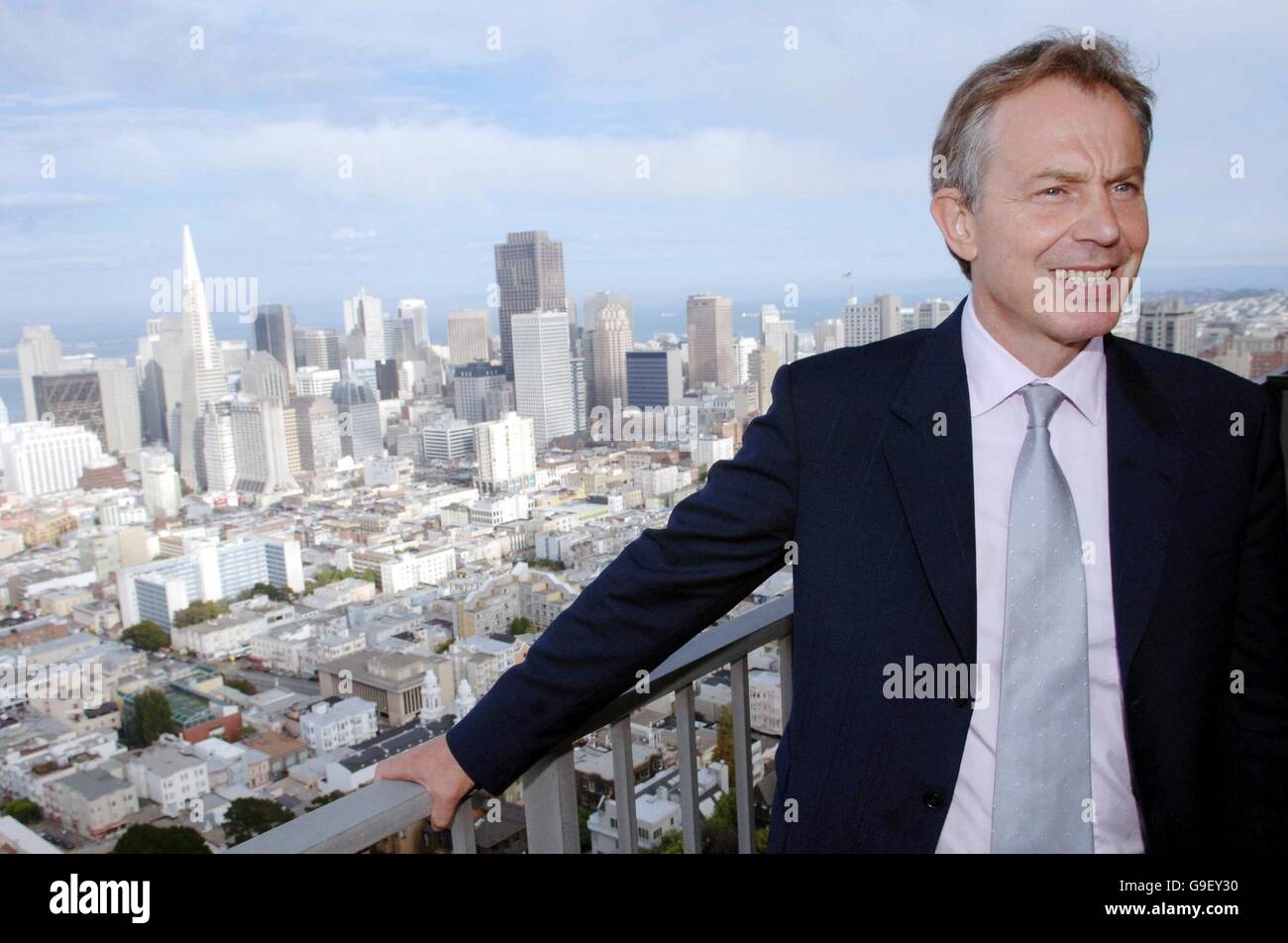 Der britische Premierminister Tony Blair sieht die Skyline von San Francisco vom Balkon des Penthouses des ehemaligen US-Außenministers George Schultz während eines Empfangs, der zu Ehren des Premierministers in Kalifornien stattfand. Stockfoto