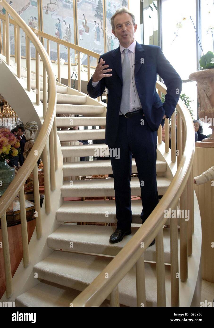 Der britische Premierminister Tony Blair spricht bei einem Empfang zu Ehren des Premierministers in San Francisco, Kalifornien, die Gäste des Penthouses des ehemaligen Außenministers George Schultz an. Stockfoto