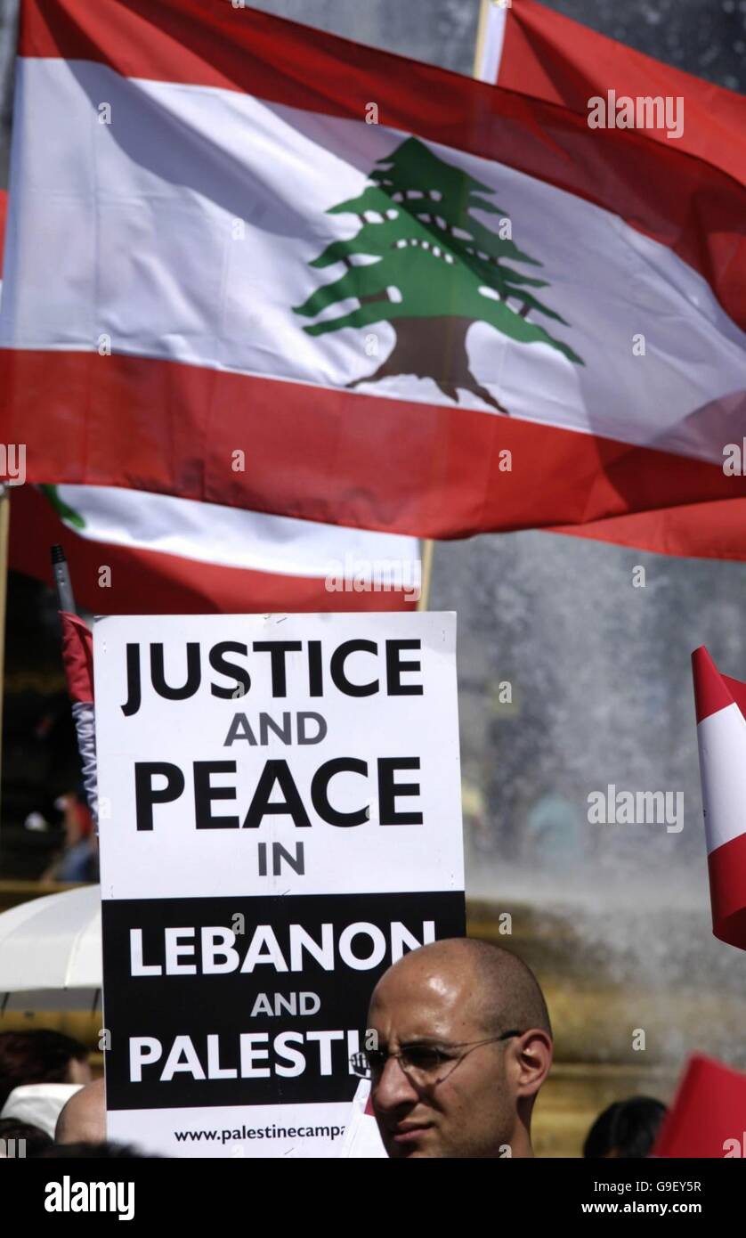 Demonstranten versammeln sich auf dem Trafalgar Square in London, um libanesische und palästinensische Fahnen und Banner zu fliegen, die einen Waffenstillstand im Libanon fordern. Stockfoto