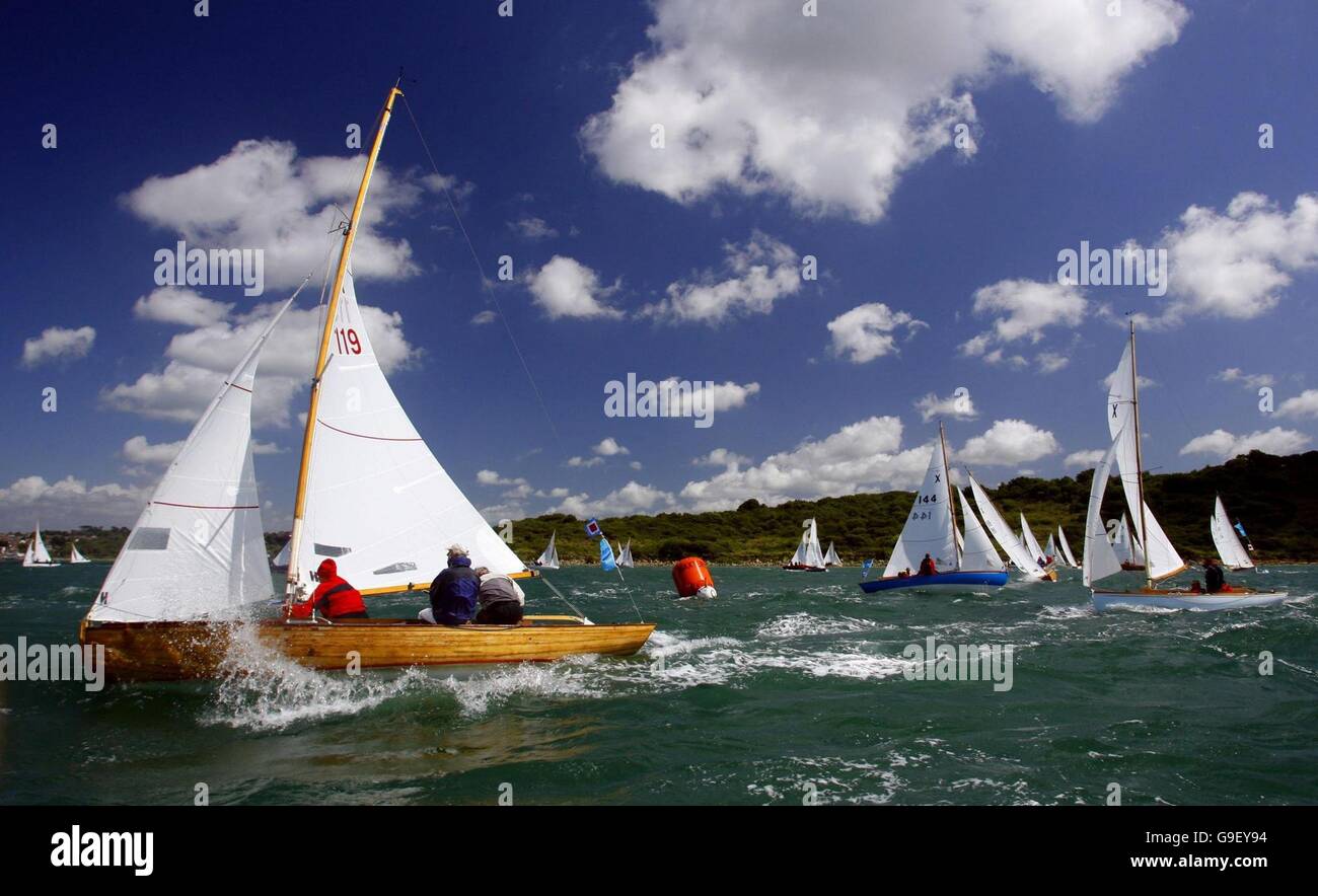 Die Flotte der X One Design Kielboote ist am zweiten Tag der Skandia Cowes Week Regatta vor Cowes, Isle of Wight, auf der Solent unterwegs. Stockfoto