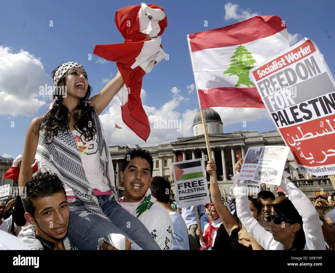 Demonstranten versammeln sich auf dem Trafalgar Square in London, um libanesische und palästinensische Fahnen und Banner zu fliegen, die einen Waffenstillstand im Libanon fordern. Stockfoto