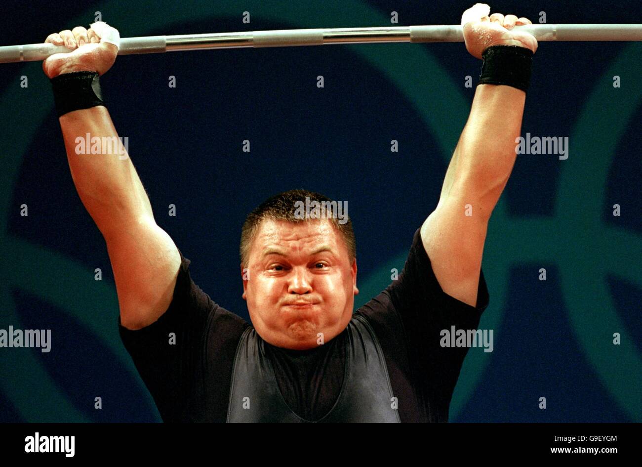 Olympische Spiele von Sydney 2000 - Gewichtheben - Männer: +105 kg. Lettlands Viktors Scerbatihs sperrt seine Arme, um den Aufzug zu sichern Stockfoto