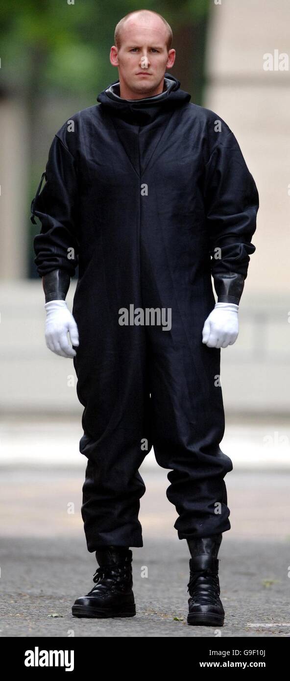 PC James Wharton tragen die Britannia Schicht der zivilen Responder Anzug (CR1), getragen von der Polizei in Situationen wo es geglaubt wird, um eine chemische Bedrohung werden. Die Britannia-Schicht besteht aus einer all-in-One mit Kapuze Anzug imprägniert mit Holzkohle zum Schutz vor chemischen Schäden und zeigt sich mit Baumwollhandschuhen unter und normale polizeiliche Angelegenheit Stiefel. PRESSEVERBAND Foto. Bild Datum: Mittwoch, 2. August 2006. Vgl. PA Geschichte Polizeiterror. Bildnachweis sollte lesen: Fiona Hanson/PA-POOL Stockfoto
