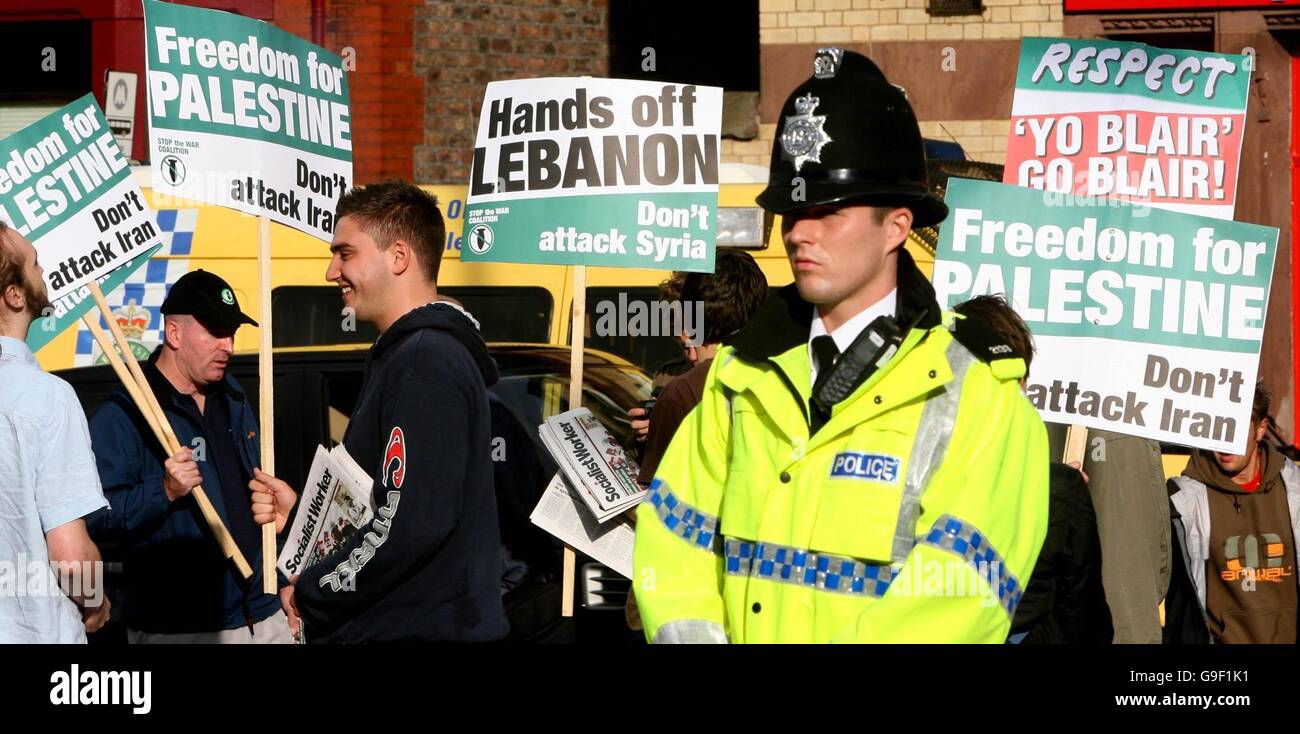 Anti-Kriegs-Demonstranten vor Anfield vor dem Qualifikationsspiel der Champions League in Liverpool gegen Maccabi Haifa. Stockfoto